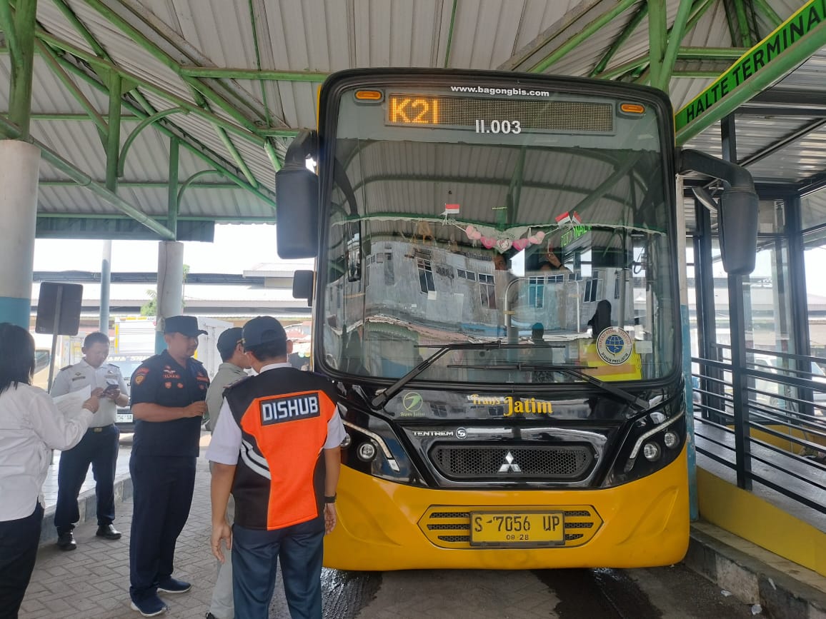 KENYAMANAN: Dishub Sidoarjo saat melakukan pemeriksaan di Terminal Porong.