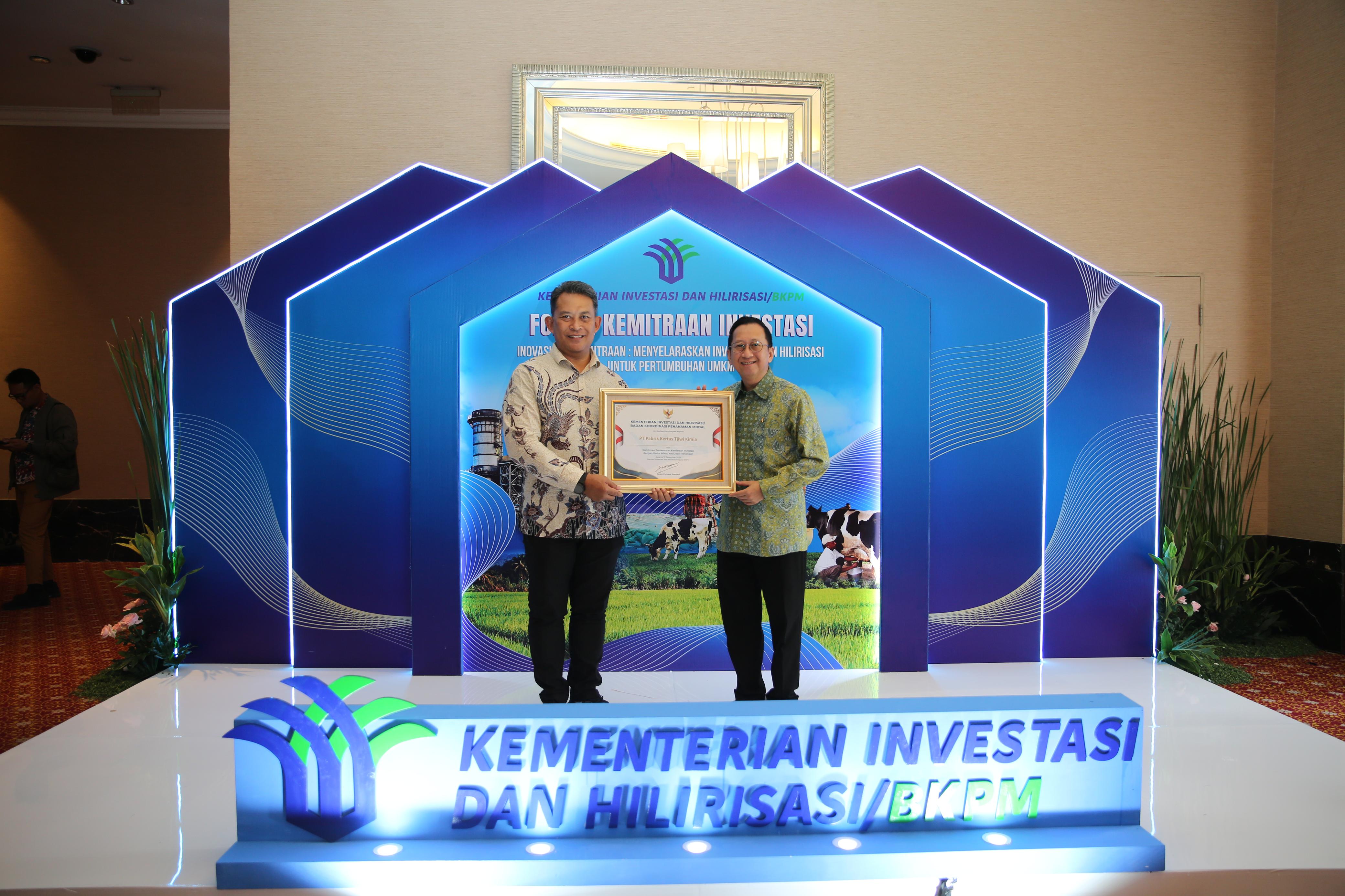 BANGGA: Presiden Direktur Tjiwi Kimia, Suhendra Wiriadinata (kanan) didampingi Public Affair and License Manager Tjiwi Kimia, Tbk, Beny Haryawan.