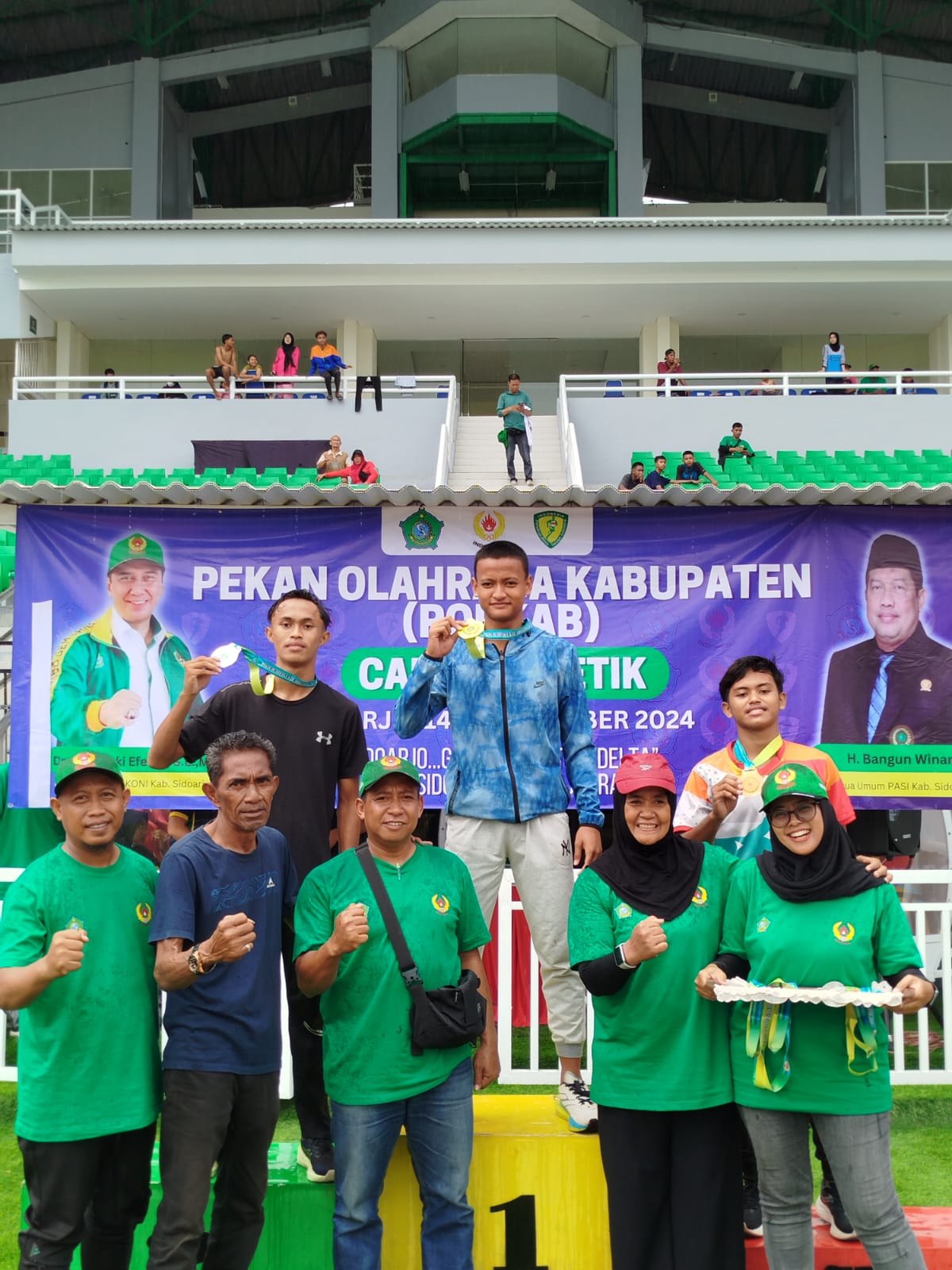 JUARA: Ahmad Febrian Dwi Wibowo pamerkan medali. (ANAS/RADAR SIDOARJO)  &nbsp;