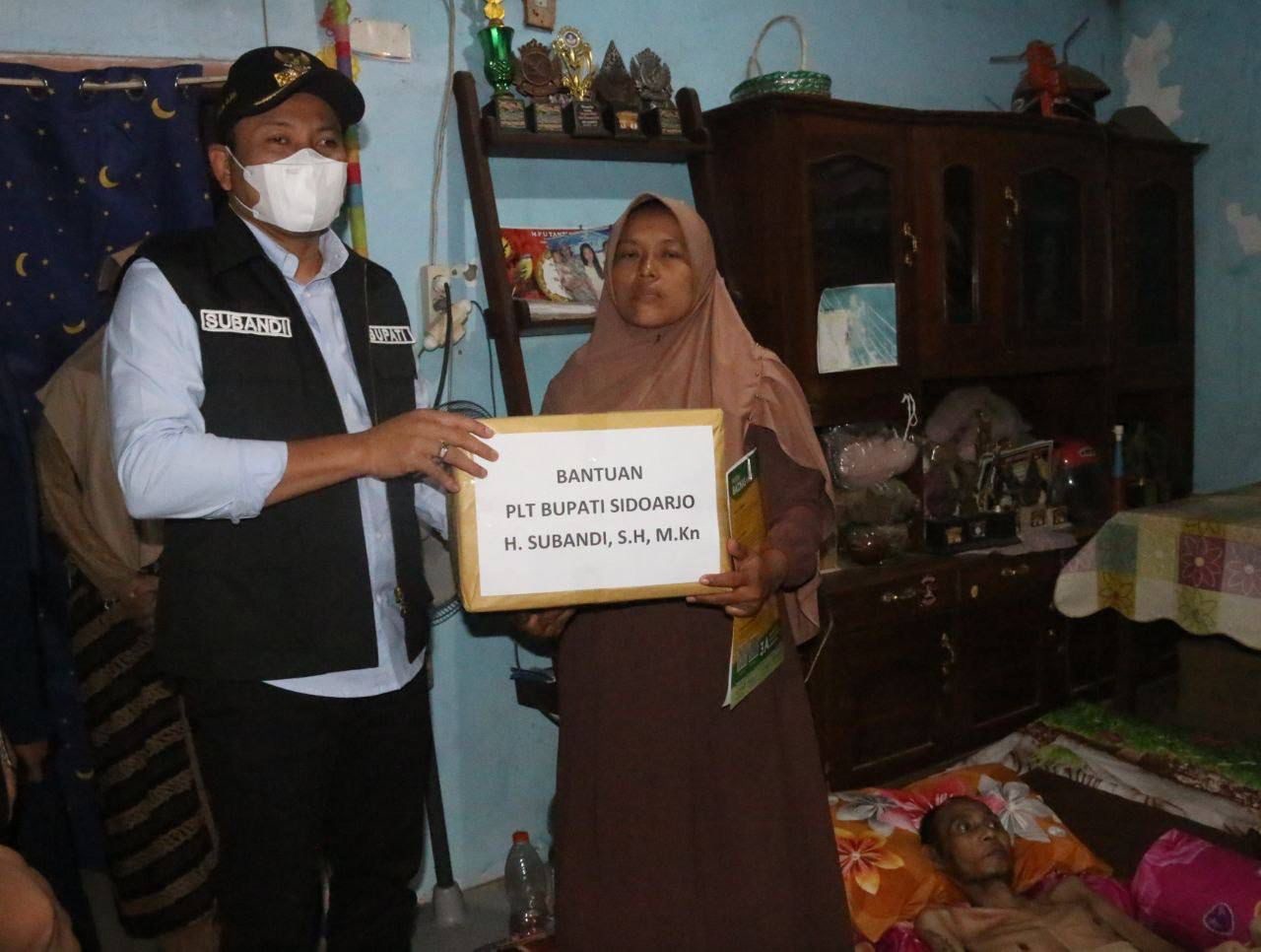 PEDULI: Plt Bupati Sidoarjo Subandi memberikan bantuan ke keluarga Zainul Arifin. (IST/HUMAS DISKOMINFO)  &nbsp;