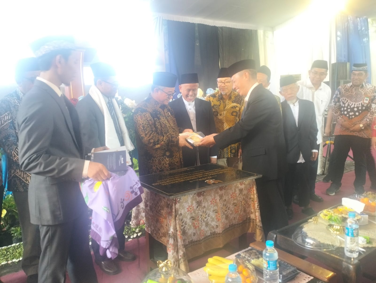 LUAR BIASA: Kepala SMA Al Fattah Sidoarjo, Ridwan Manan saat memberikan bukunya ke Menteri Pendidikan Dasar dan Menengah (Dikdasmen RI), Abdul Muti. (ANAS/RADAR SIDOARJO)