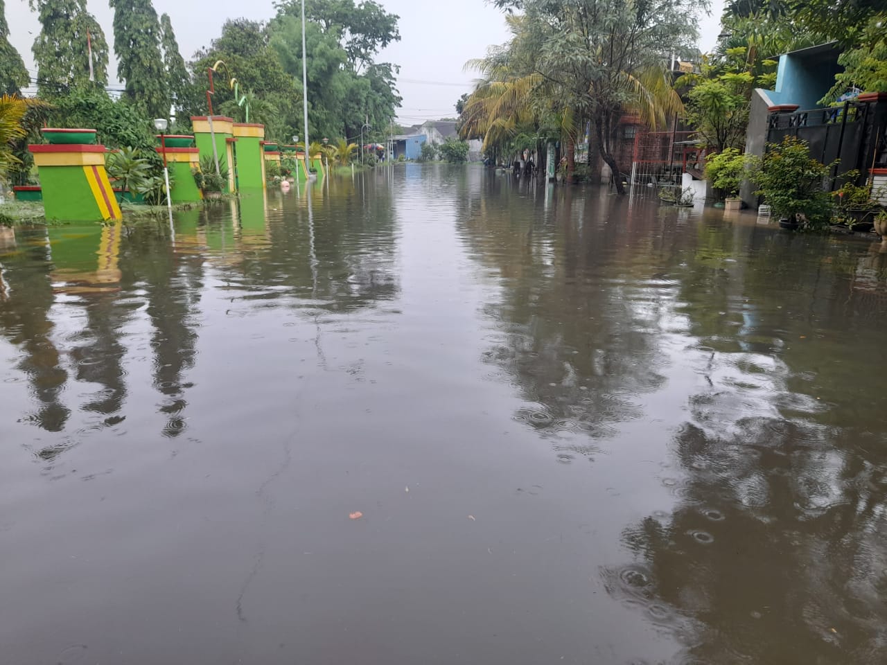 BUTUH SOLUSI: Banjir mengepung kawasan Perumahan Mutiara Citra Asri.