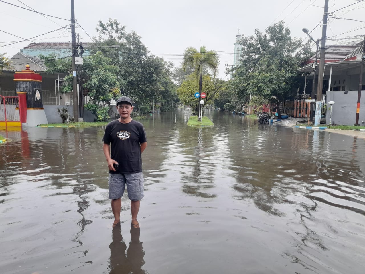 TERGENANG: Ketua RW 5 Perum MCA Desa Boro, Kecamatan Tanggulangin Budi Dharmawan melihat kondisi perumahannya yang terdampak banjir.