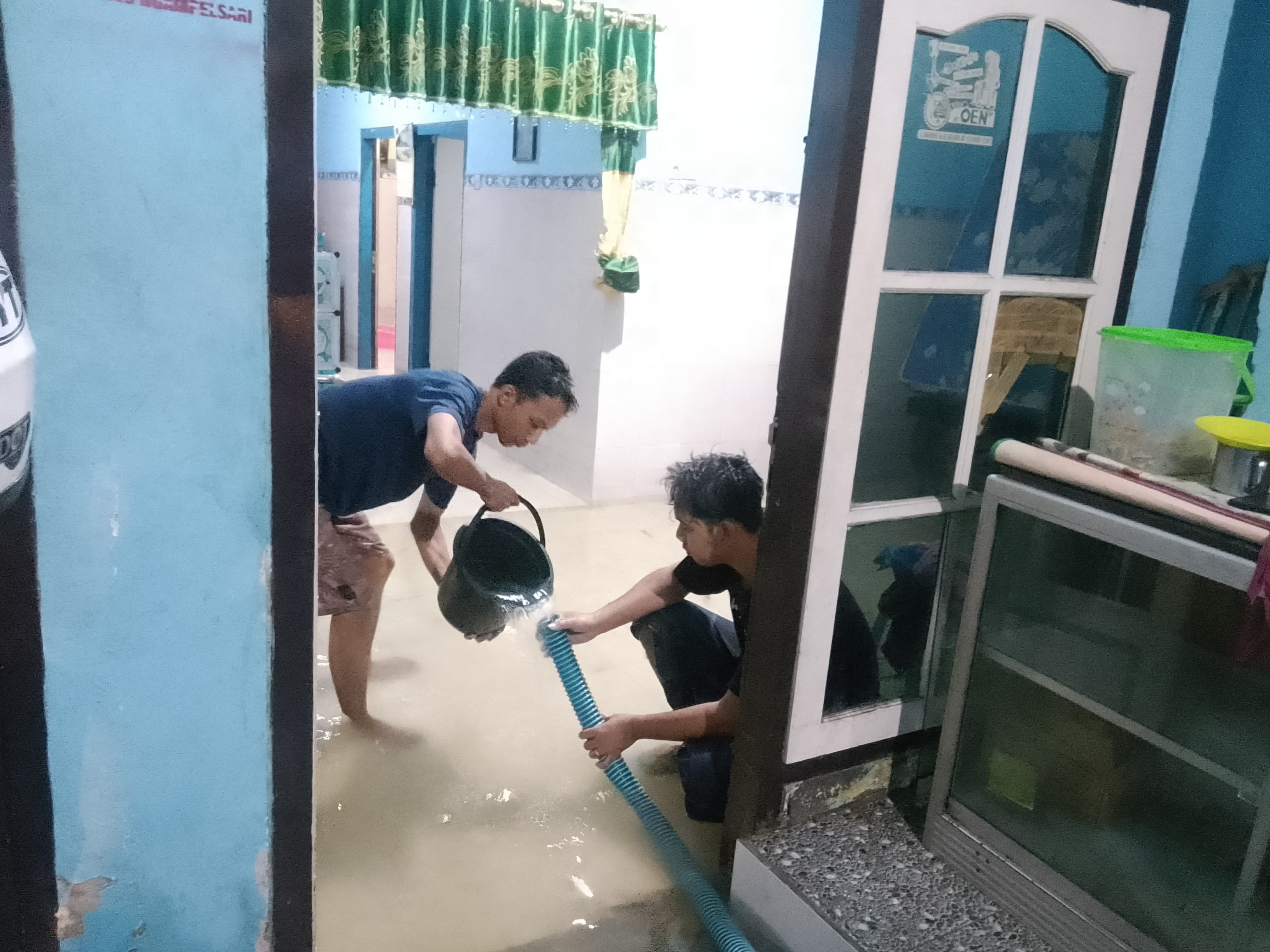 PARAH : Banjir masuk rumah warga di Ngampelsari, Candi, Minggu (15/12). (DIKY PUTRA SANSIRI/RADAR SIDOARJO)