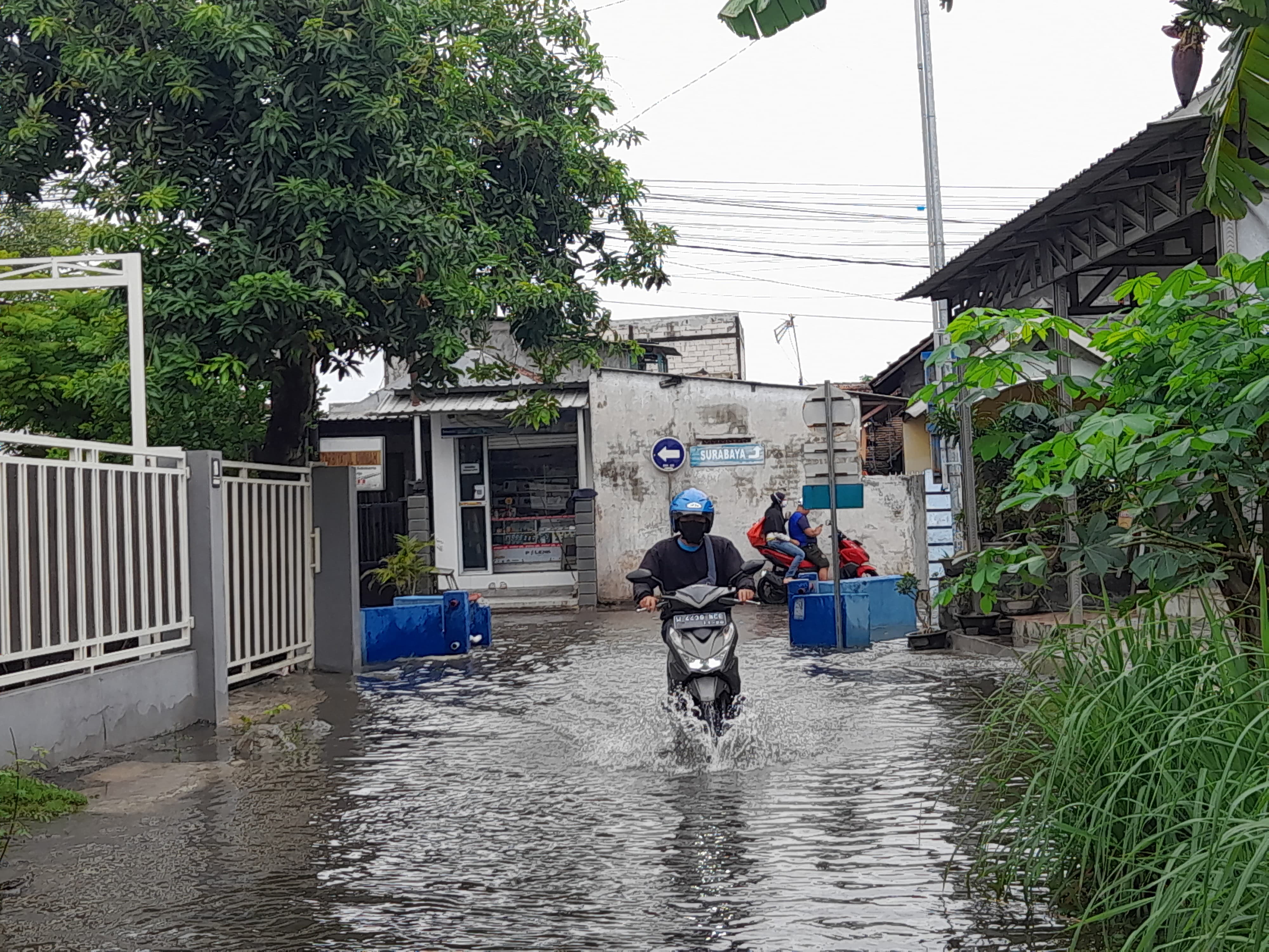 TERENDAM: Banjir terjadi di Dusun Klanggri, Desa Sidokerto, Kecamatan Buduran. (M SAIFUL ROHMAN/RADAR SIDOARJO)