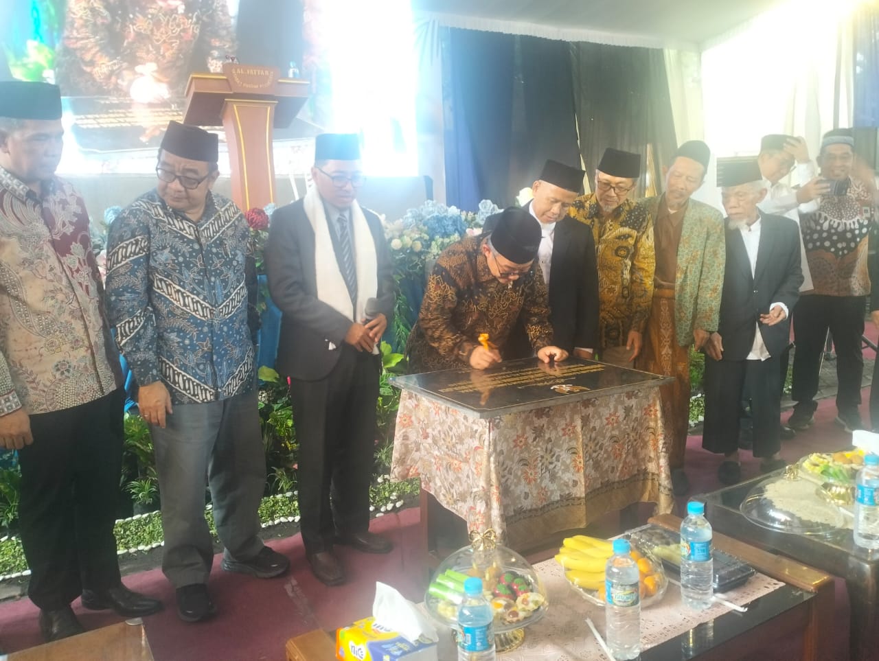 KOLABORASI: Menteri Pendidikan Dasar dan Menengah meresmikan gedung laboratorium fisika dan biologi Pondok Pesantren Al Fattah Sidoarjo. (ANAS/RADAR SIDOARJO)