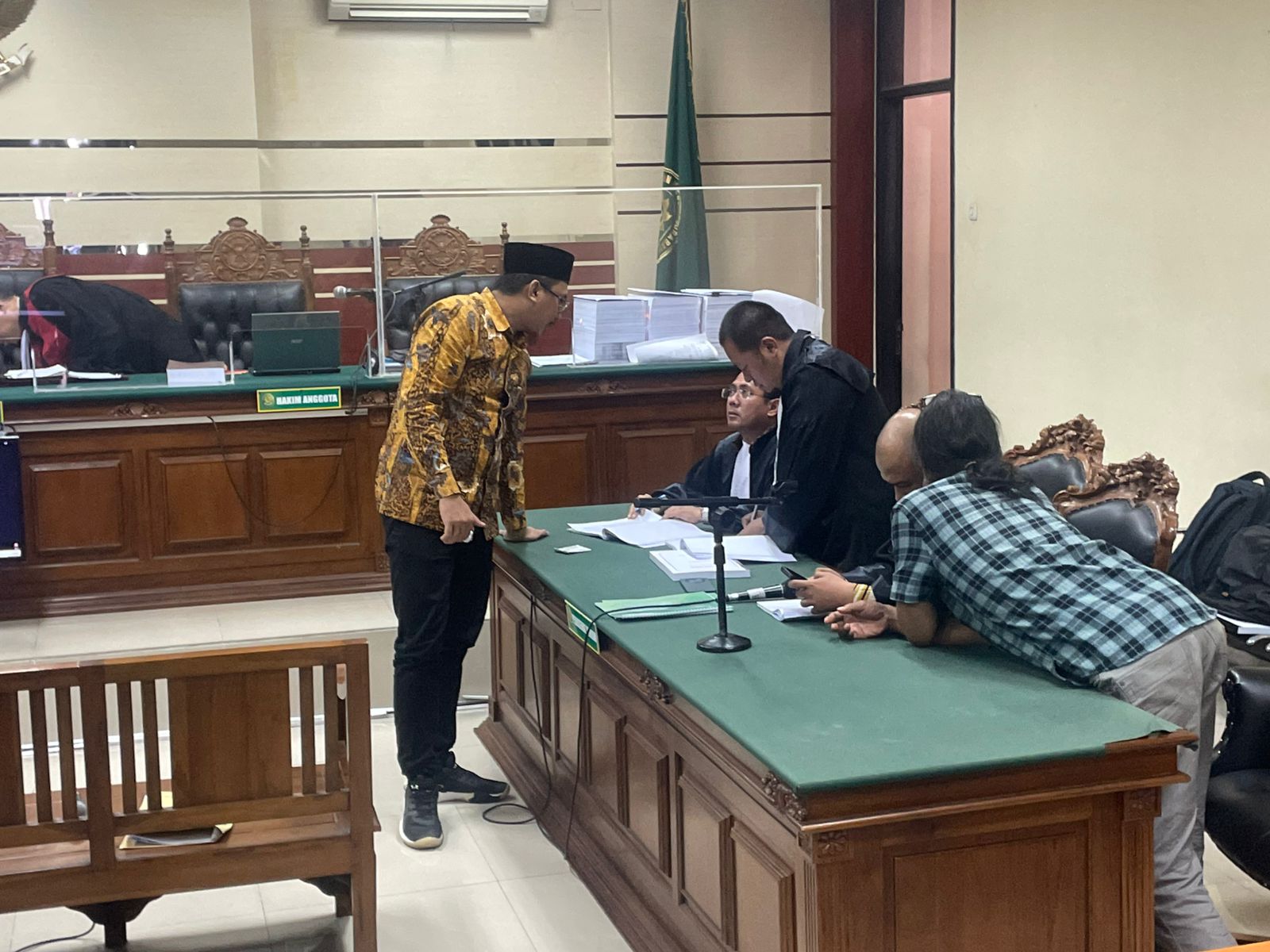PEMBELAAN: Gus Muhdlor usai menjalani sidang di Pengadilan Tipikor, Senin (16/12). (DIKY PUTRA SANSIRI/RADAR SIDOARJO)