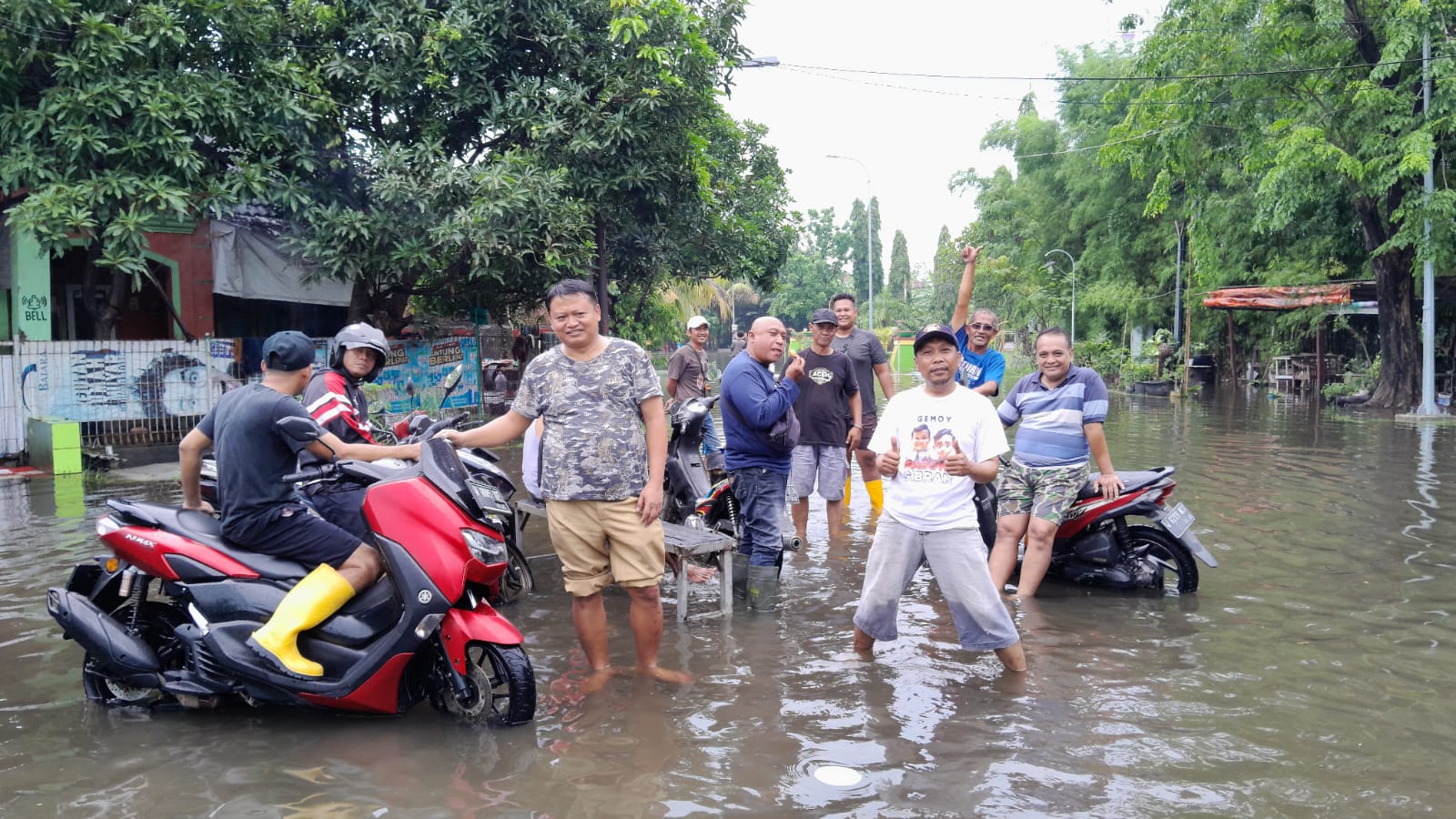 BUTUH SOLUSI: Warga&nbsp;Perumahan Mutiara Citra Asri berjaga karena kawasannya masih tergenang banjir.  &nbsp;