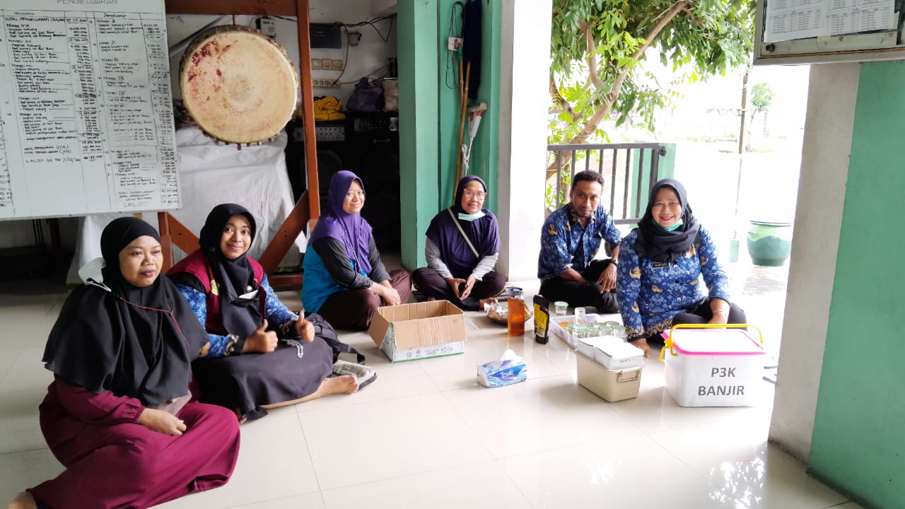 KESEHATAN: Nakes dari puskesmas datang untuk memberikan obat-obatan bagi warga.