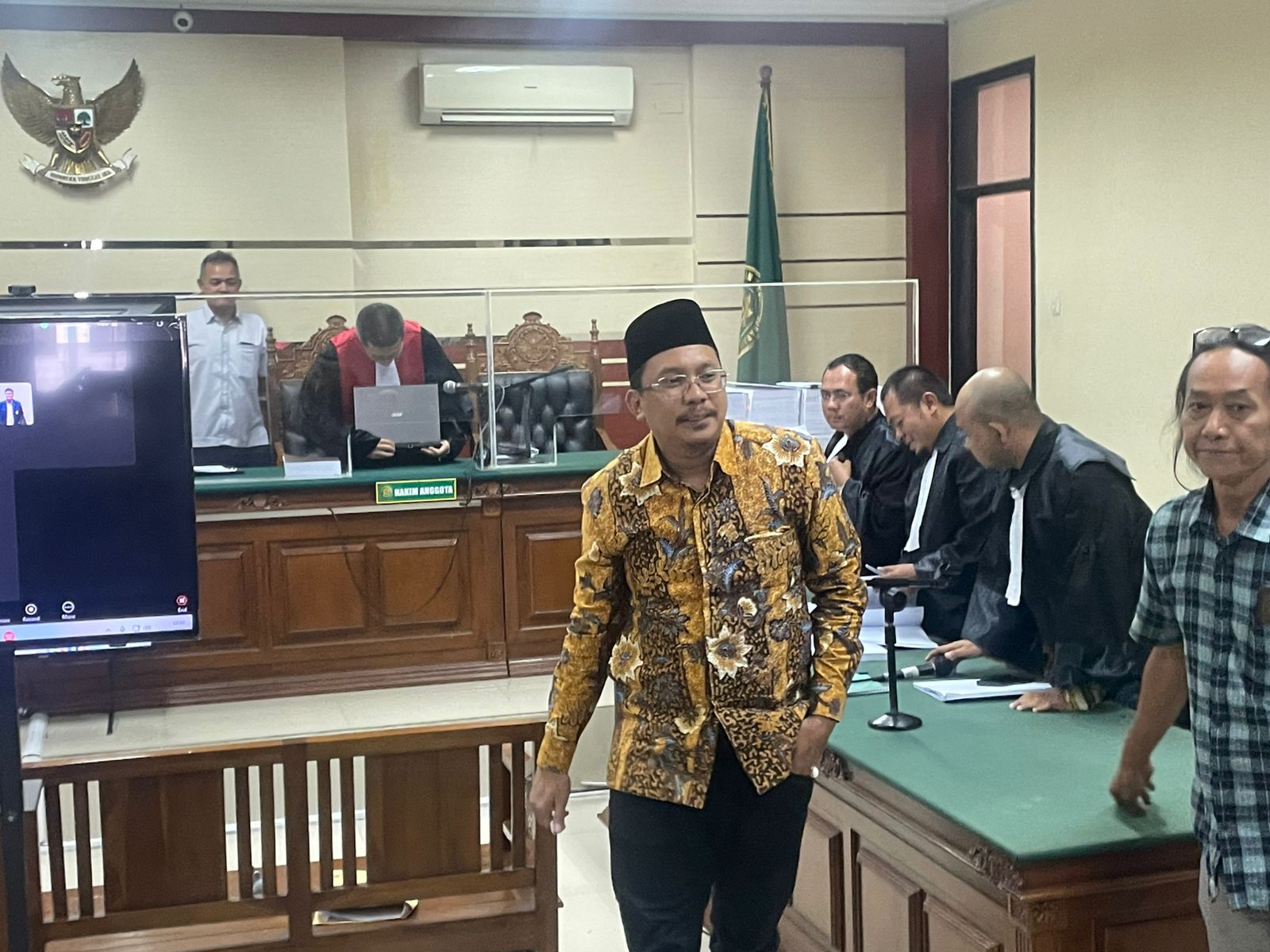 PLEDOI: Gus Muhdlor usai menjalani sidang di Tipikor Surabaya, Senin (16/12). (DIKY PUTRA SANSIRI/RADAR SIDOARJO)