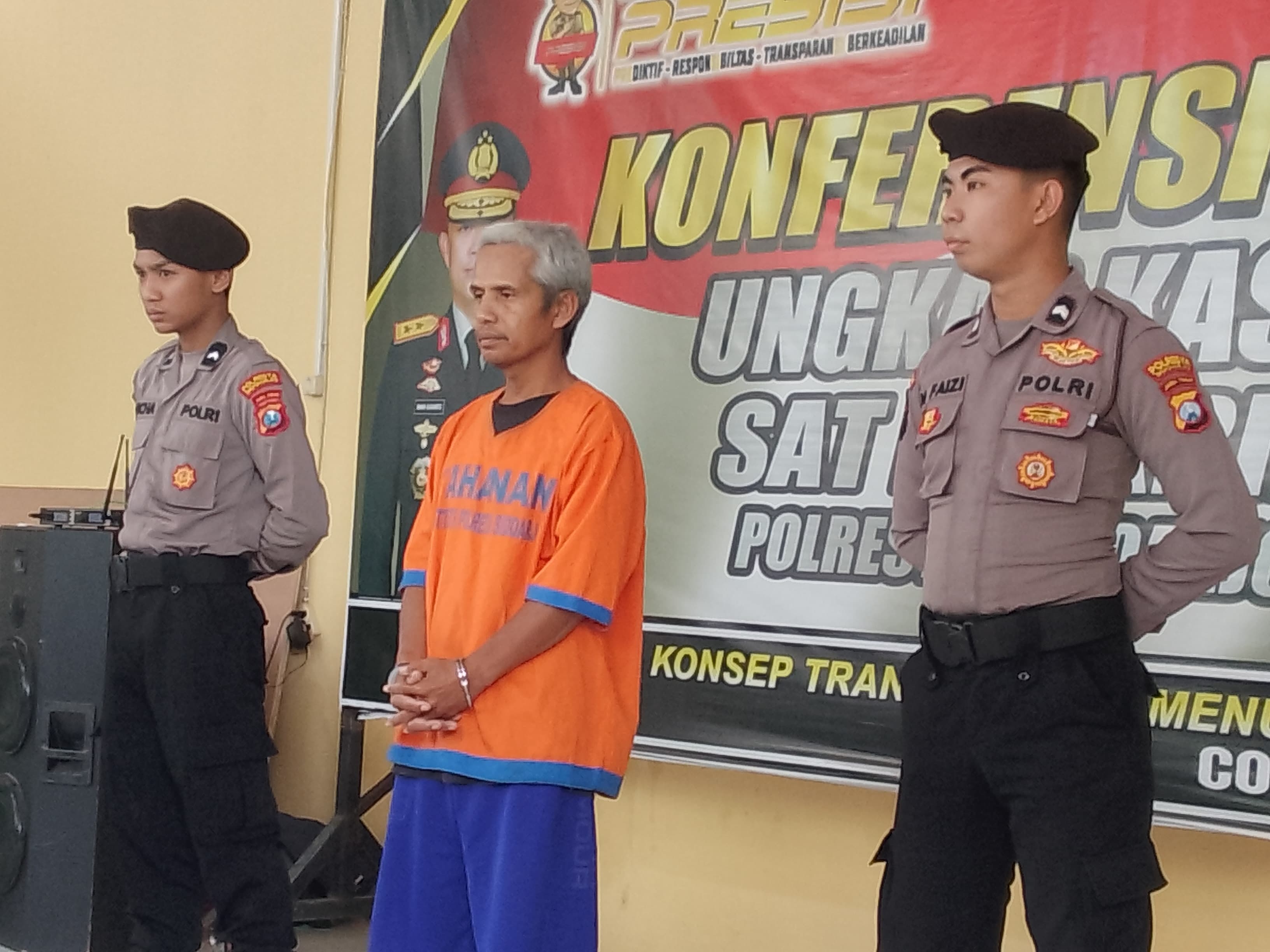 BEJAT: Tersangka pencabulan di Mako Polresta Sidoarjo, Selasa (17/12). (DIKY PUTRA SANSIRI/RADAR SIDOARJO)