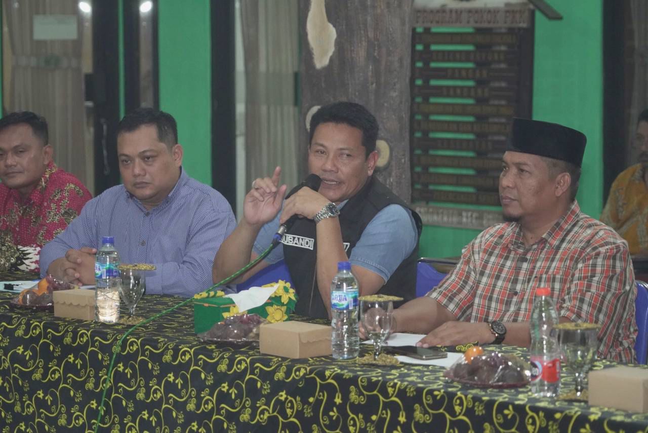 CARI SOLUSI: Plt Bupati Sidoarjo Subandi bersama warga berdialog di Balai Desa Sidokerto, Kecamatan Buduran. (IST)  &nbsp;