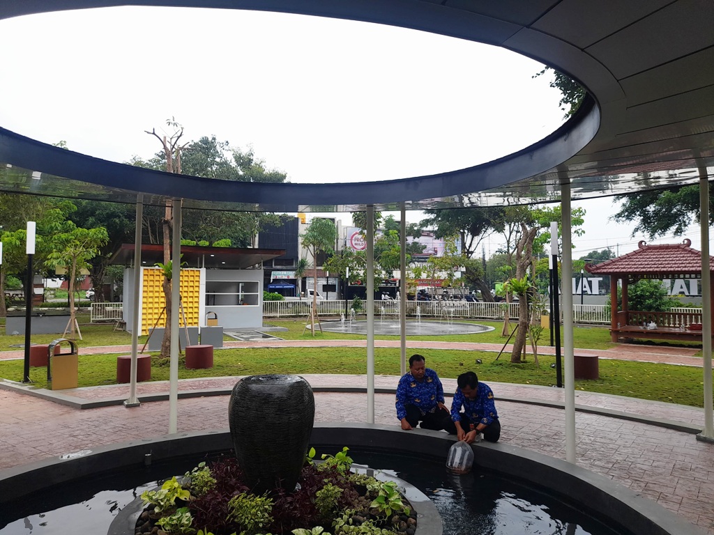 WISATA BARU: Kepala Dinas Lingkungan Hidup dan Kebersihan (DLHK) Sidoarjo Bahrul Amig saat melepaskan ikan ke kolam di Taman Tara. (M SAIFUL ROHMAN/RADAR SIDOARJO)