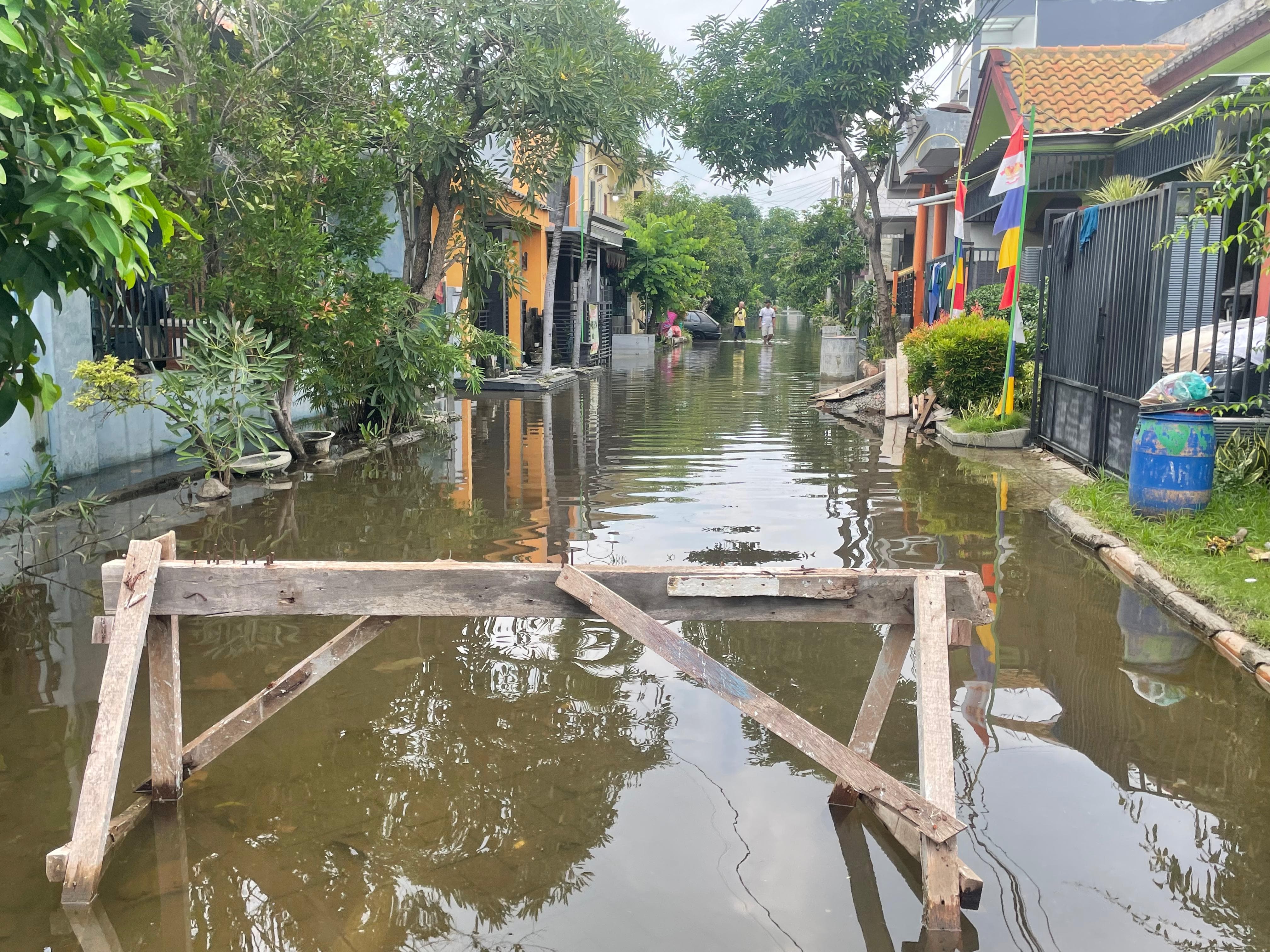 BUTUH SOLUSI: Kondisi banjir yang terjadi di Perumahan Mutiara Citra Asri. (M SAIFUL ROHMAN/RADAR SIDOARJO)