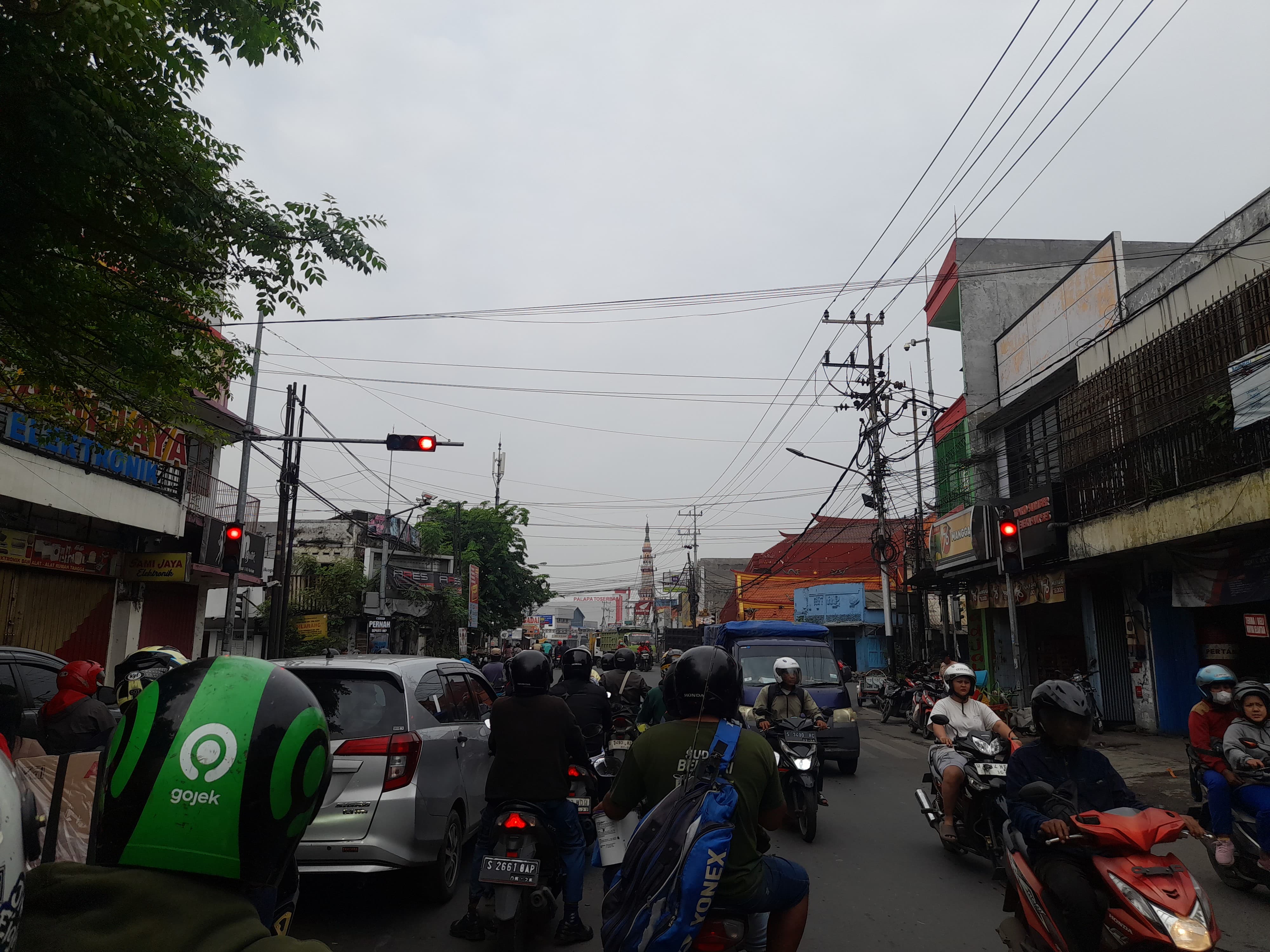 KUALITAS UDARA: Padatnya kendaraan yang melintas di Krian menjadi salah satu penyebab polusi udara. (M SAIFUL ROHMAN/RADAR SIDOARJO)