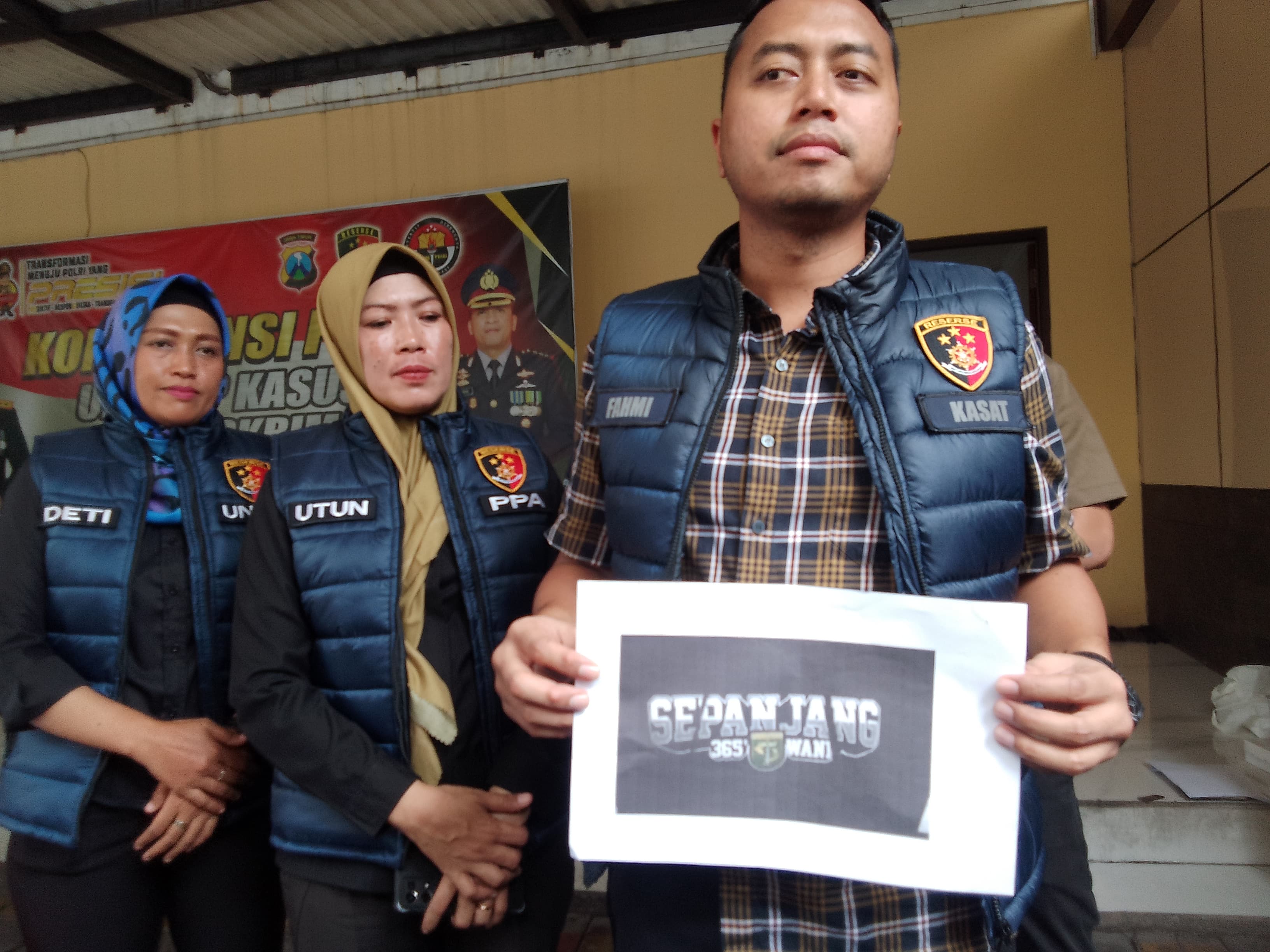 TEGAS: Polisi tunjukkan stiker komunitas yang menjadi pemicu permasalahan bullying. (DIKY PUTRA SANSIRI/RADAR SIDOARJO)
