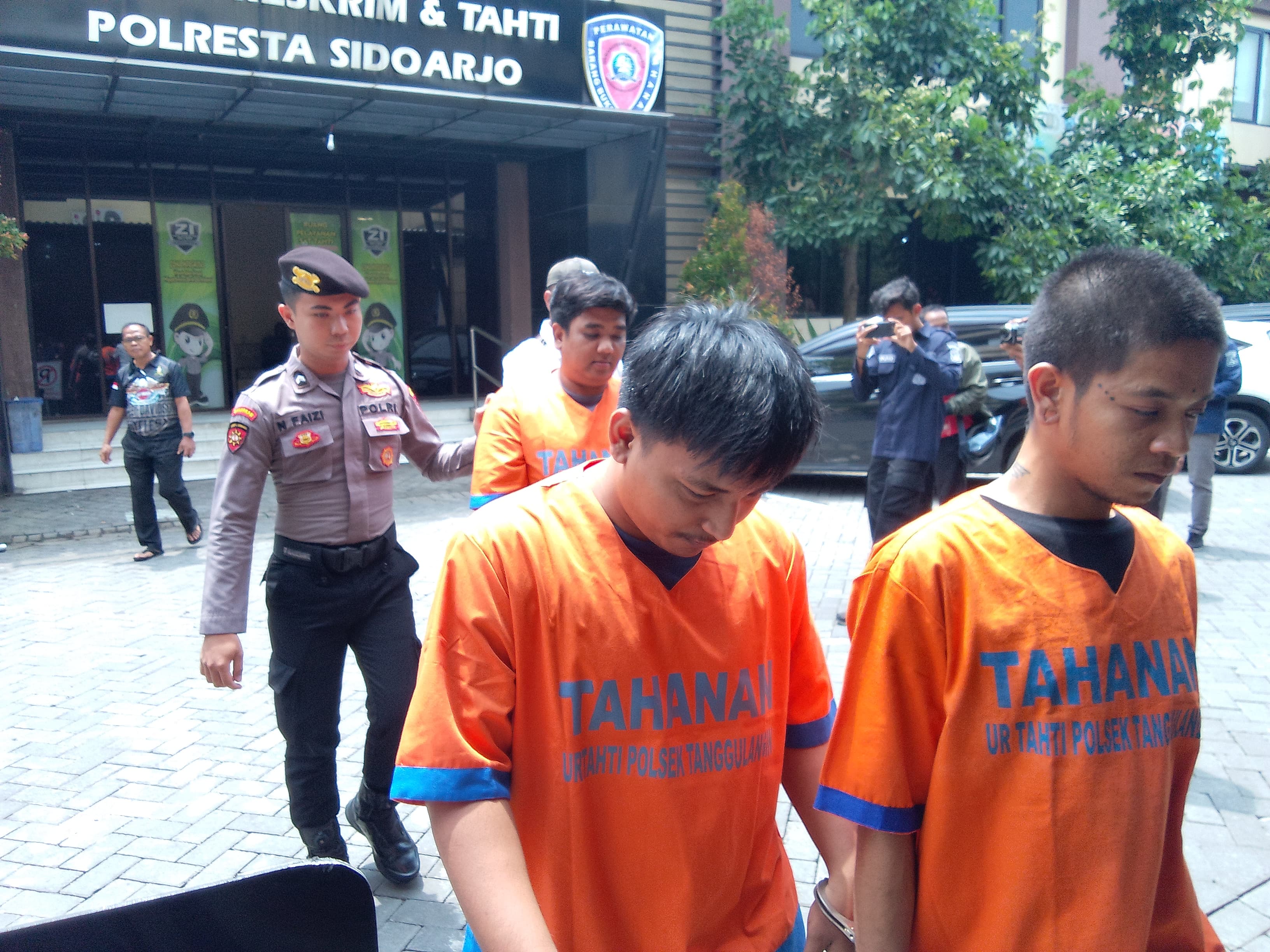 MERESAHKAN: Dua pelaku dan satu penadah dirilis di Mako Polresta Sidoarjo, Selasa (17/12). (DIKY PUTRA SANSIRI/RADAR SIDOARJO)