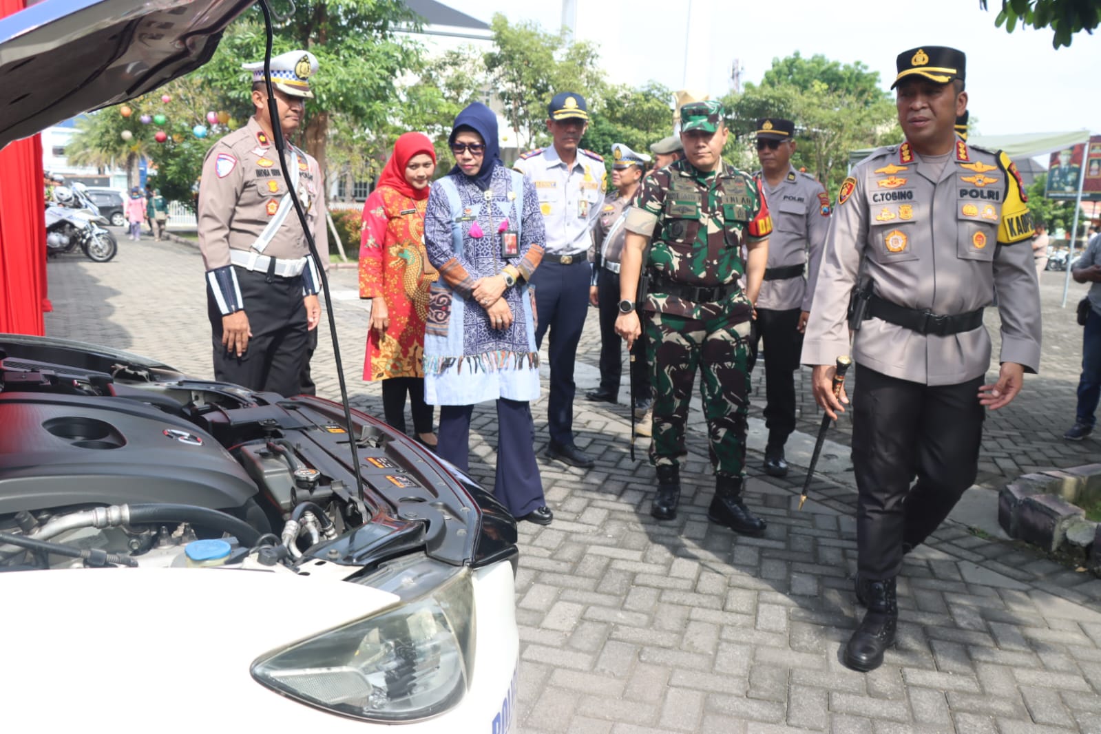 MENGECEK: Kesiapan personel Polresta Sidoarjo dalam pengamanan Nataru, Jumat (20/12). (DIKY PUTRA SANSIRI/RADAR SIDOARJO)
