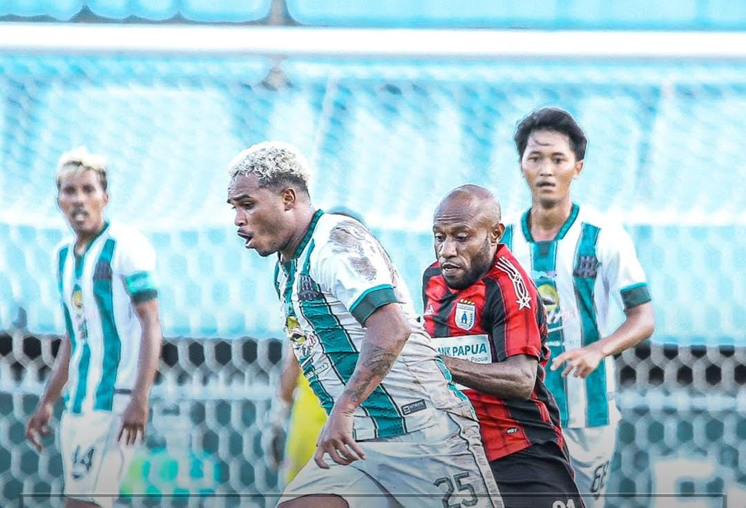 NGEYEL: Pemain asing Deltras Sidoarjo, Emerson Carioca saat melawan Persipura Jayapura. (IST DELTRAS)  &nbsp;