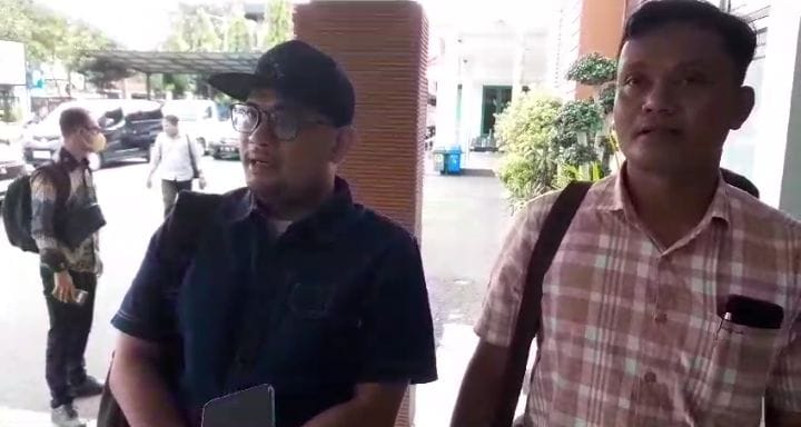 DATANG: Kades Sidokerto (kanan) didampingi kuasa hukumnya di Kejari Sidoarjo, Jumat (20/12). (DIKY PUTRA SANSIRI/RADAR SIDOARJO)