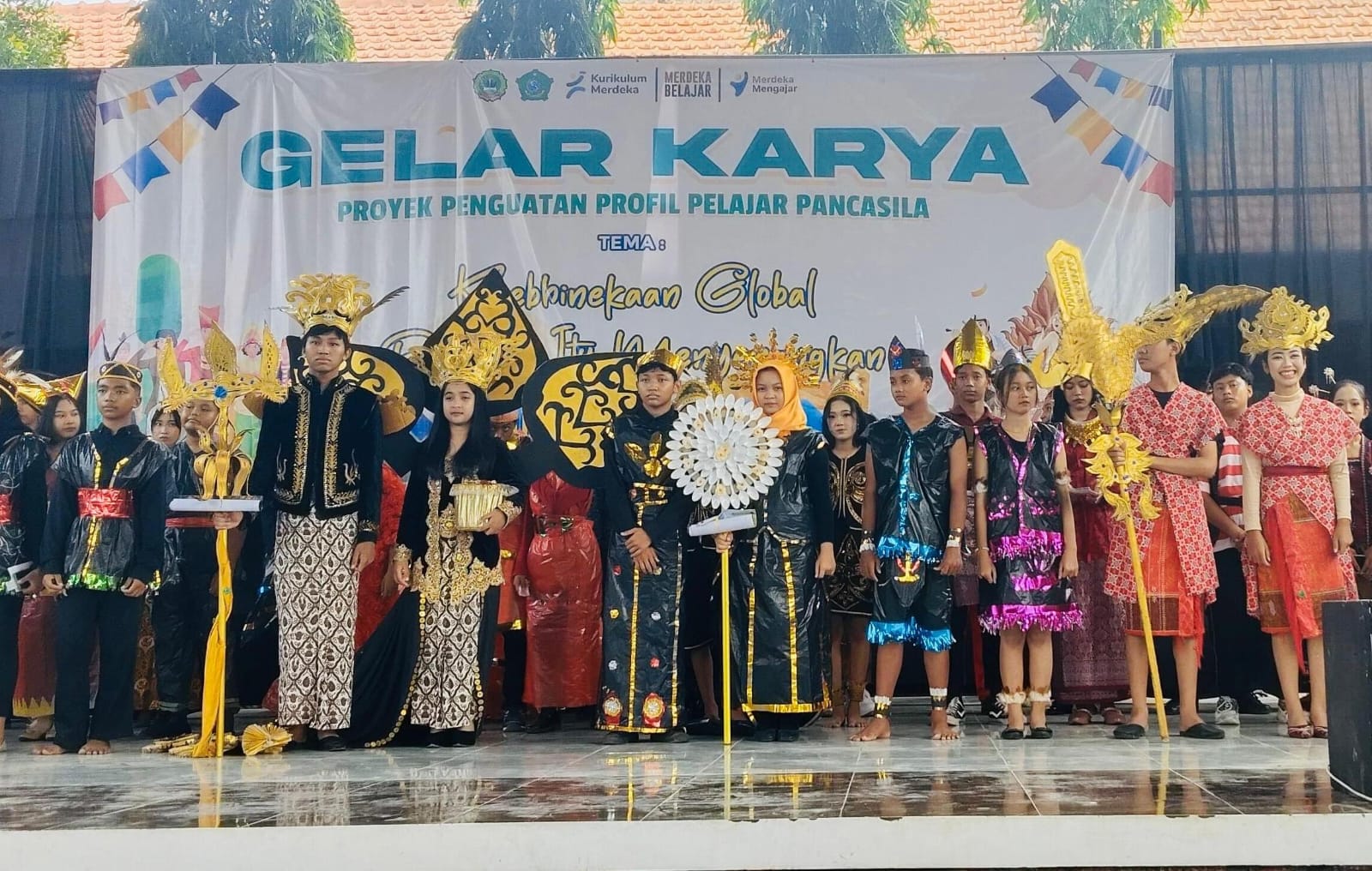GELAR KARYA: SMP Negeri 1 Tarik sukses menggelar gelar karya P5. Acara ini menjadi momen pembelajaran dan kecintaan terhadap kebhinekaan.