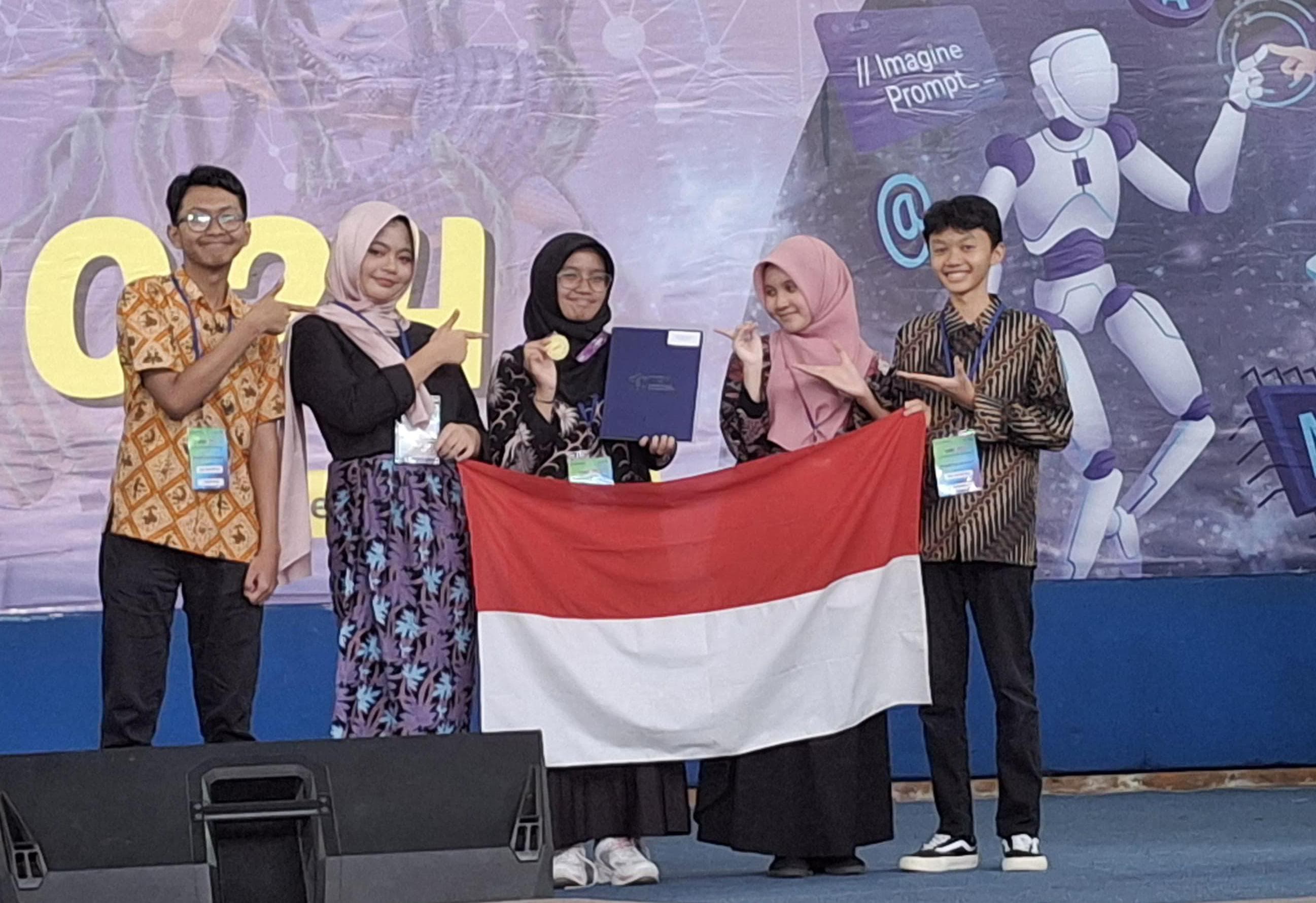 PRESTASI: Tim BKT SMA Antartika Sidoarjo saat enganugerahan medali emas meraih Gold Medal di ajang Indonesia Internasional Applied Science Projects Olimpiade. (ANAS/RADAR SIDOARJO)
