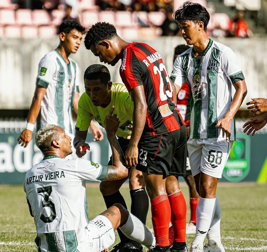 INSIDEN: Pemain asing Deltras Sidoarjo, Artur Vieira saat melawan Persipura Jayapura. (IST/IG @arturvieraa_)