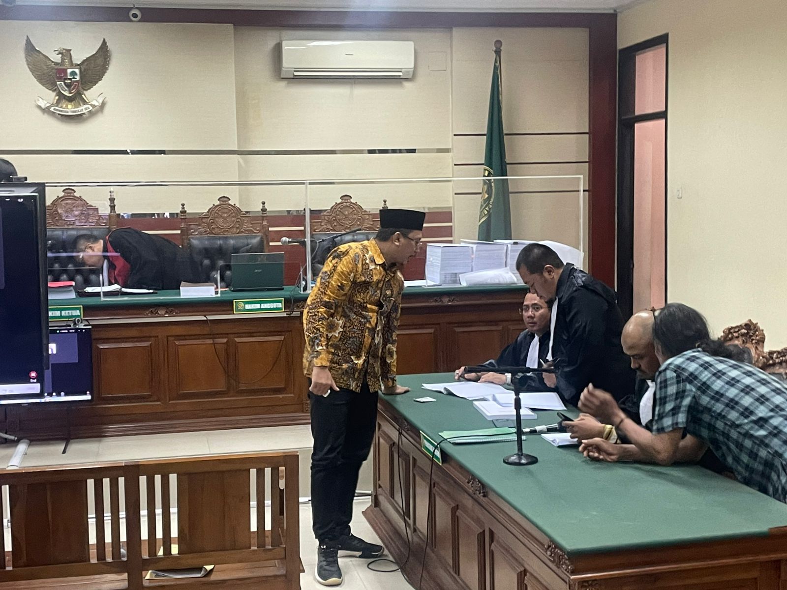 PLEDOI: Gus Muhdlor usai menjalani sidang di Tipikor Surabaya, Senin (16/12). (DIKY PUTRA SANSIRI/RADAR SIDOARJO)