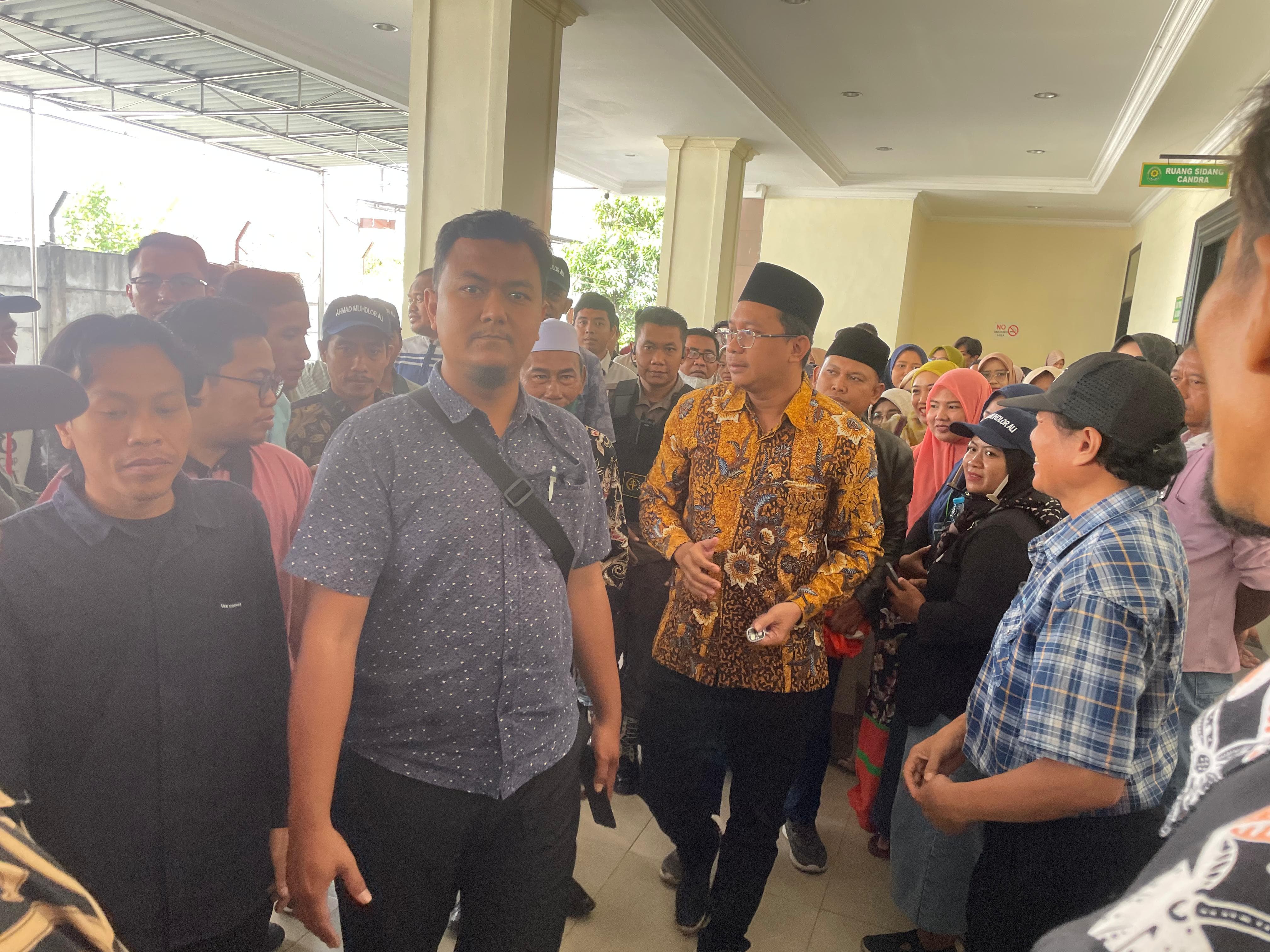 PUTUSAN: Terdakwa Gus Muhdlor saat menjalani persidangan di Tipikor Surabaya, Senin (23/12). (DIKY PUTRA SANSIRI/RADAR SIDOARJO)