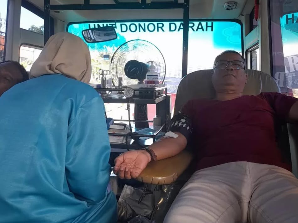AMAN: Salah satu warga mendonorkan darahnya melalui bus donor darah di depan pintu Stadion Gelora Delta. (M SAIFUL ROHMAN/RADAR SIDOARJO)