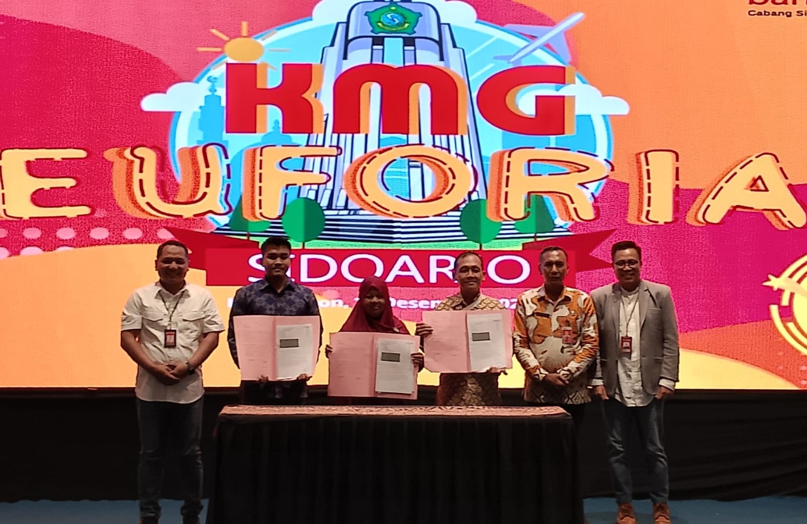 KOMPAK: Pimpinan Cabang Bank Jatim Sidoarjo Suyatno (kiri) saat penandatangan secara simbolis Kredit Multiguna Euforia bersama Asisten Bidang Perekonomian dan Pembangunan Pemkab Sidoarjo, M Makhmud.