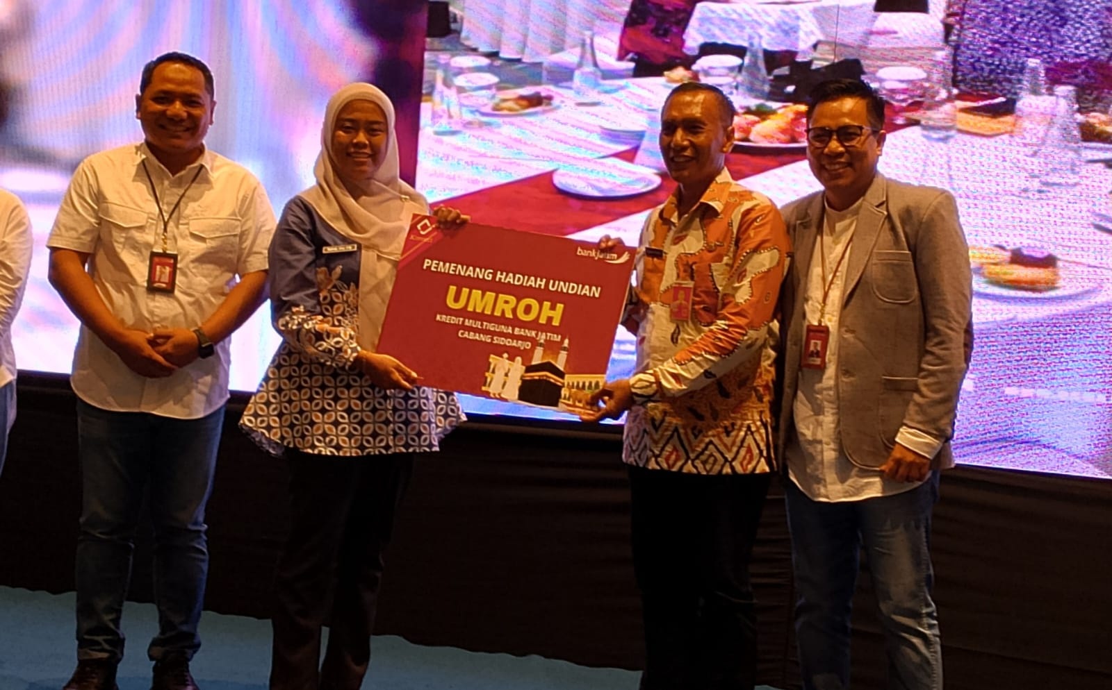 BAHAGIA: Asisten Bidang Perekonomian dan Pembangunan Pemkab Sidoarjo, M Makhmud (dua dari kanan) saat menyerahkan undian umroh ke pemenang bersama Pimpinan Cabang Bank Jatim Sidoarjo, Suyatno (kiri).