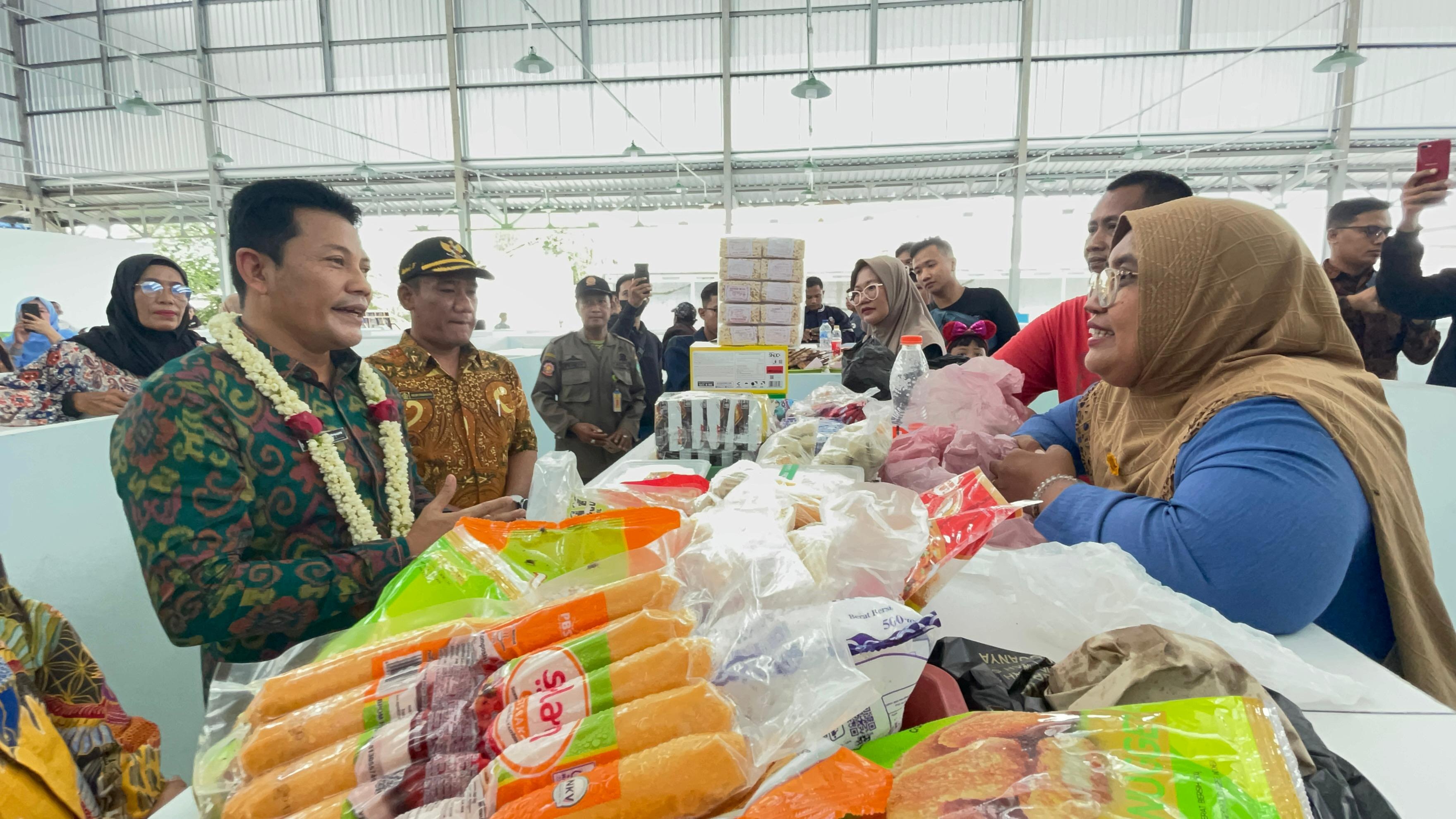 DIRESMIKAN: Plt Bupati Sidoarjo Subandi berinteraksi dengan pedagang Pasar Surungan. (IST)