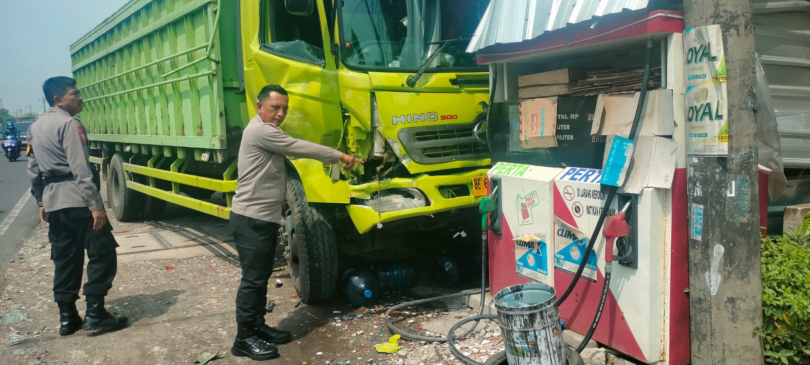 RUSAK: Kondisi dump truk usai menabrak warung dan pom mini Selasa (24/12) pagi. (IST)