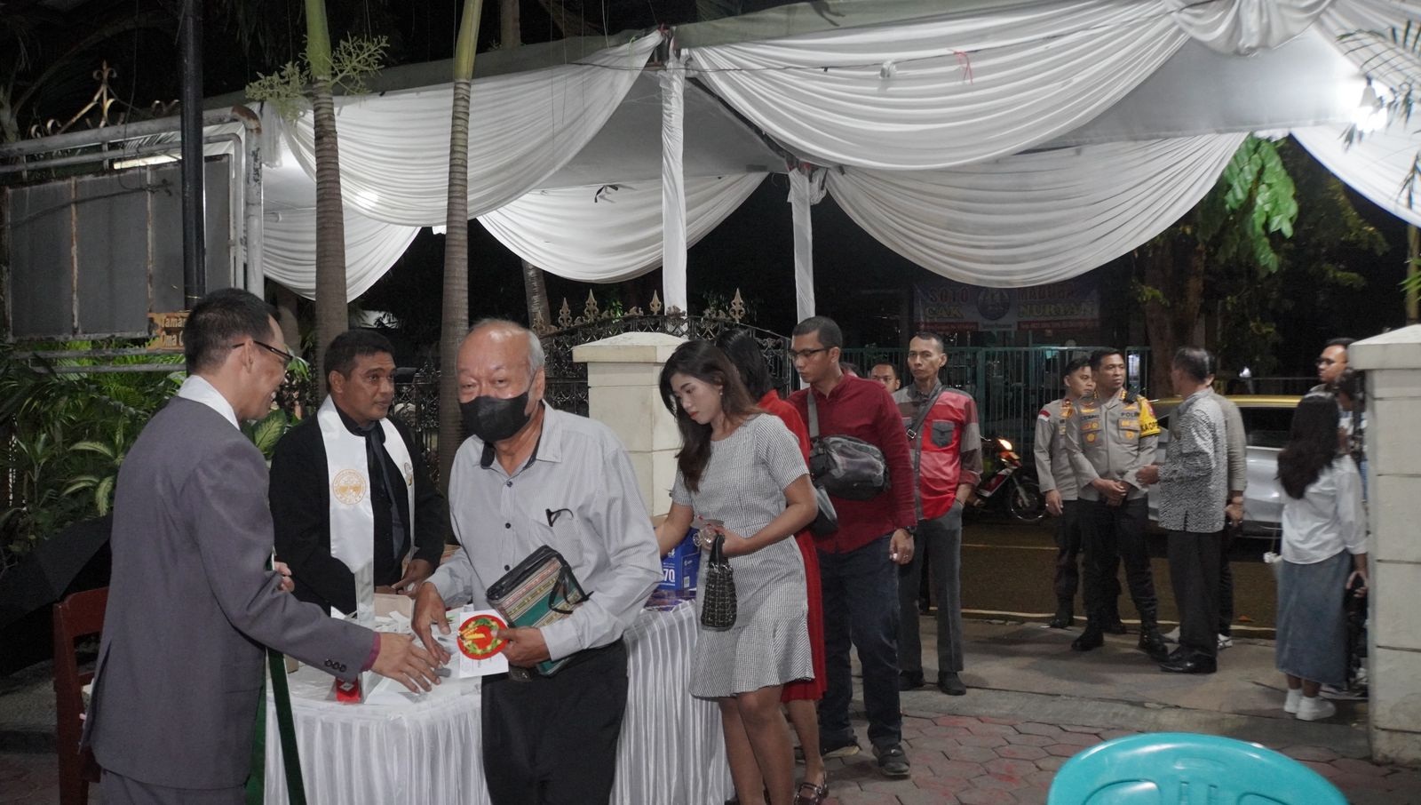 KETAT: Kapolresta Sidoarjo Kombes Pol Christian Tobing bersama petugas gabungan melakukan pengecekan, Selasa (24/12) malam. (DIKY PUTRA SANSIRI/RADAR SIDOARJO)