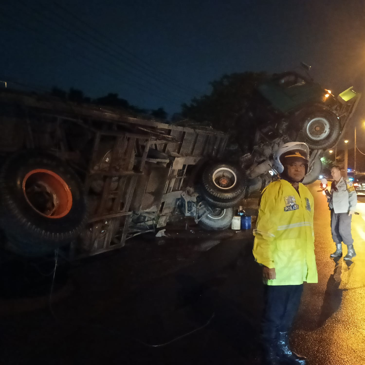 KECELAKAAN : Polisi hendak mengevakuasi truk di Bypass Krian, Rabu (25/12). (IST)