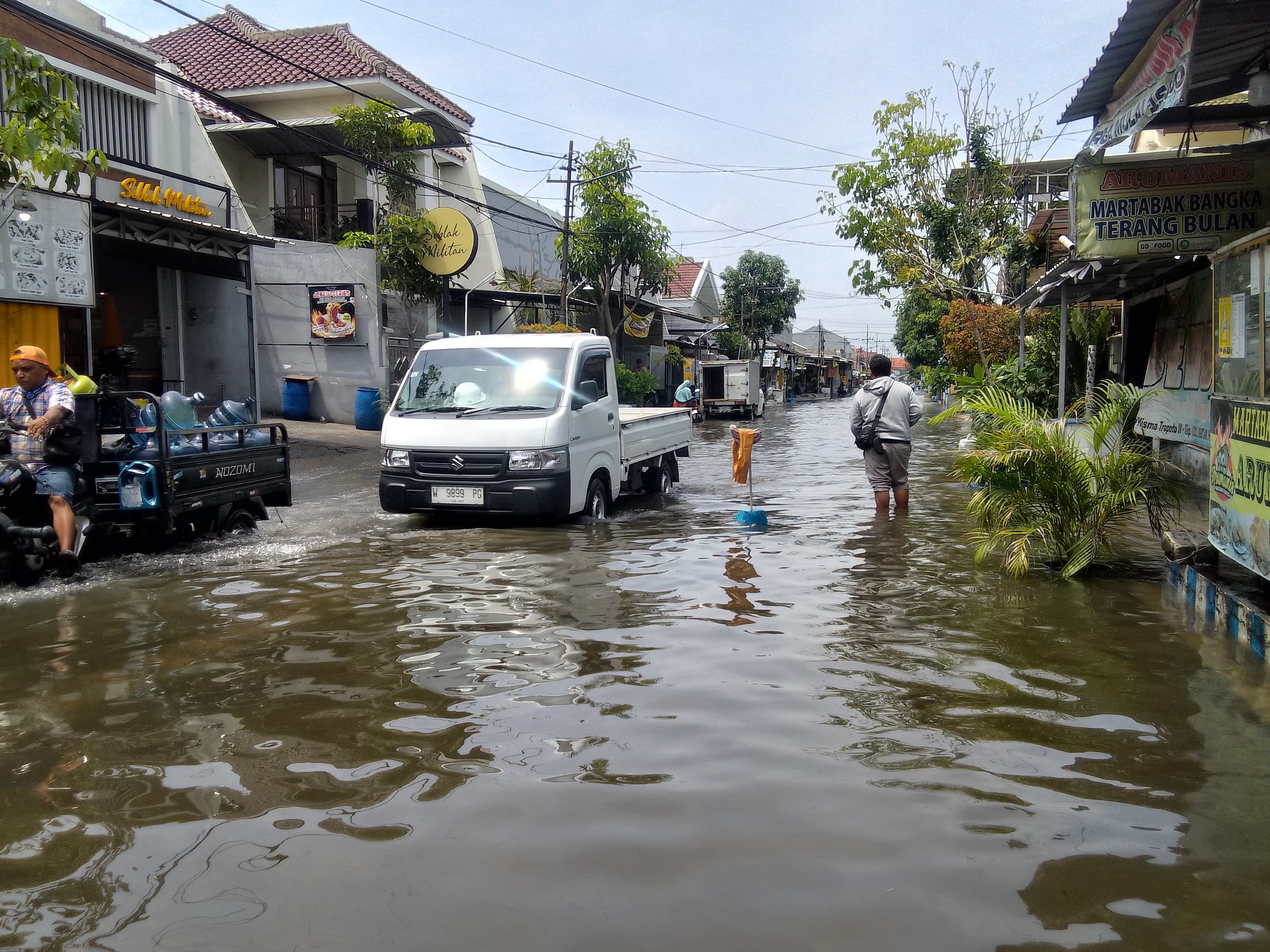 BUTUH SOLUSI: Banjir menggenangi kawasan Wisma Tropodo, Kamis (26/12). (DIKY PUTRA SANSIRI/RADAR SIDOARJO)