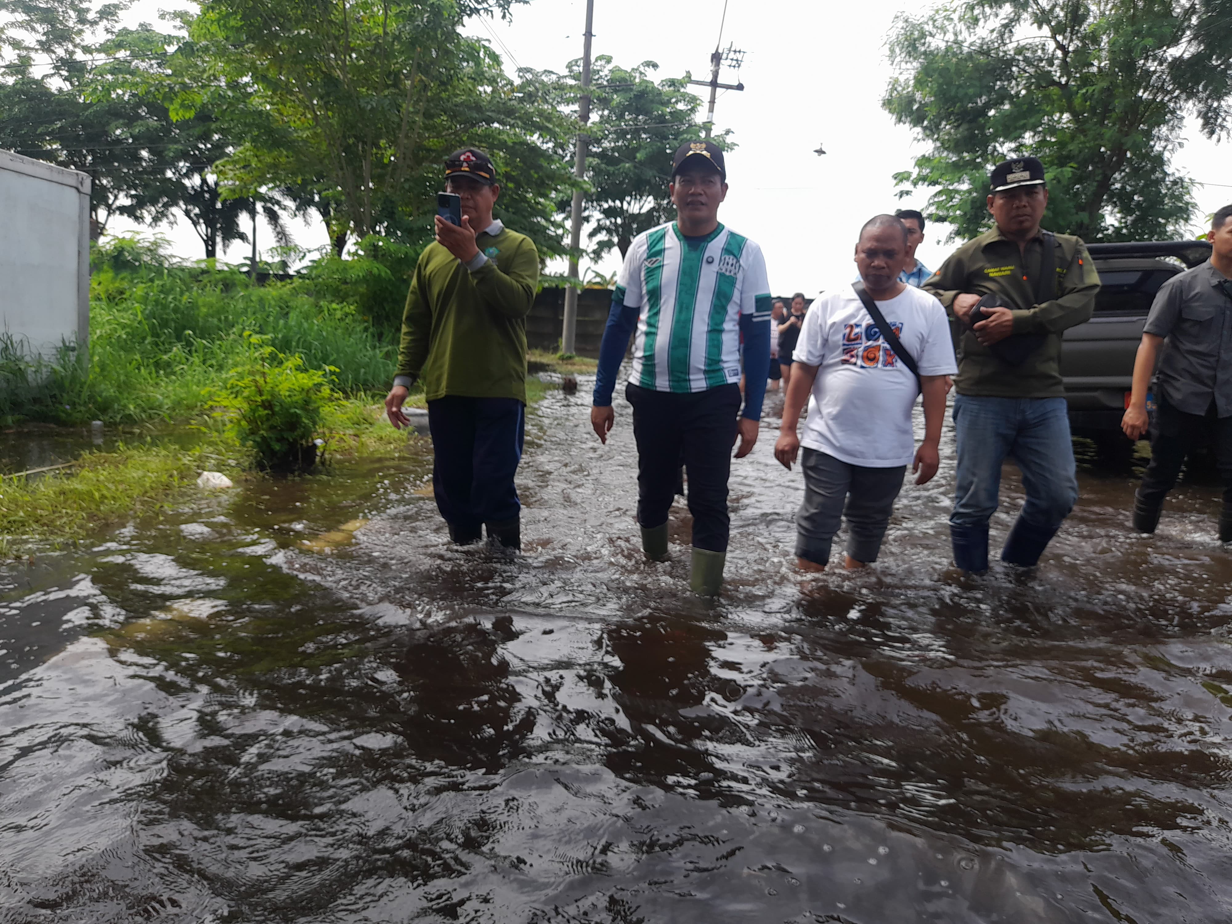 TERGENANG: Plt Bupati Sidoarjo Subandi saat sidak banjir di kawasan Pondok Tjandra. (M SAIFUL ROHMAN/RADAR SIDOARJO)
