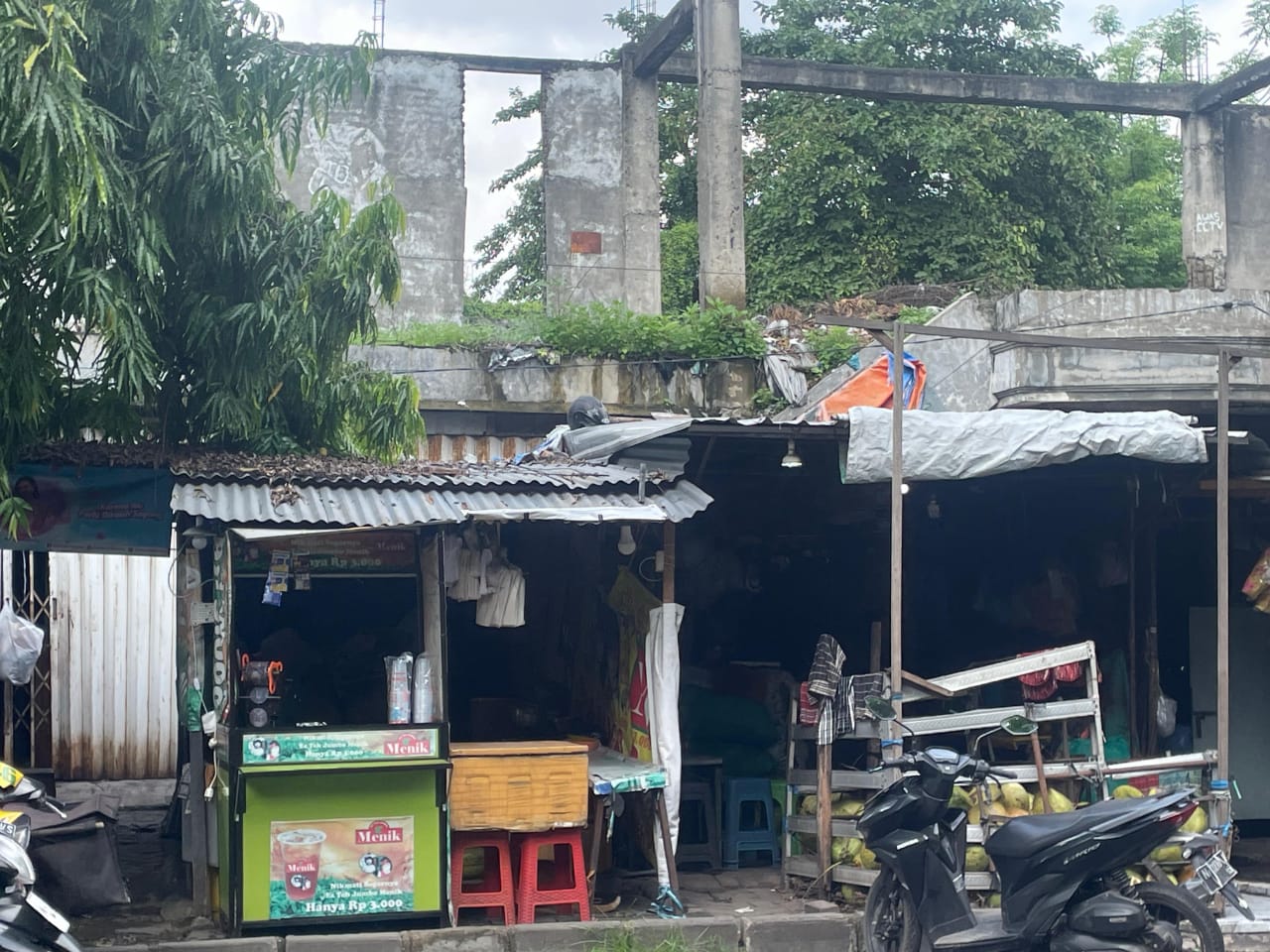 MERESAHKAN: Tempat penemuan tanaman ganja di lantai dua bangunan di Gedangan. (DIKY PUTRA SANSIRI/RADAR SIDOARJO.
