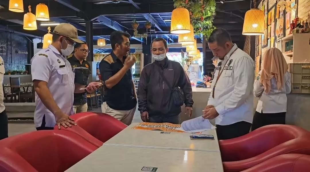 DICEK: Petugas BPPD Sidoarjo saat mendatangi salah satu restoran untuk memastikan kesesuaian pembayaran pajak. (IST)