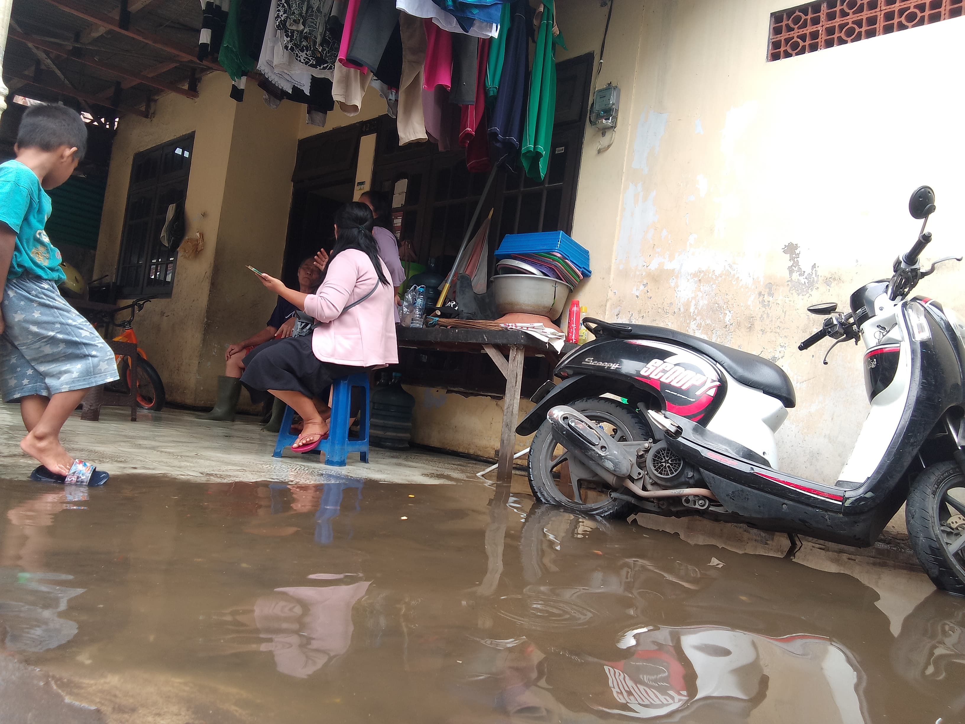 BUTUH SOLUSI: Beberapa rumah warga di Pabean masih tergenang banjir, Jumat (27/12). (DIKY PUTRA SANSIRI/RADAR SIDOARJO)
