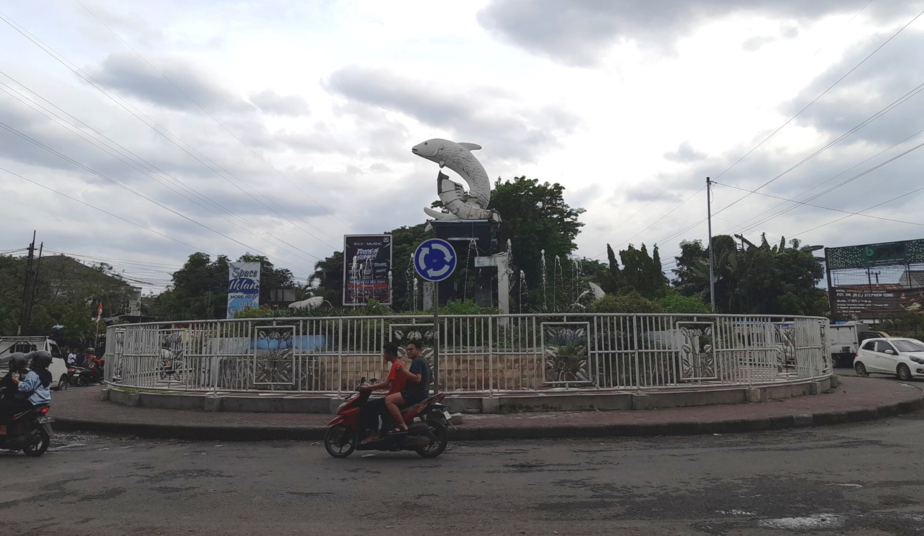 BUTUH PERHATIAN: Kondisi tugu udang rusak di Bundaran Sepande, Kecamatan Candi. (M SAIFUL ROHMAN/RADAR SIDOARJO)