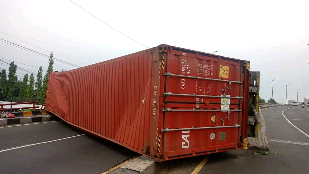 DITUTUP: Truk kondisi terguling dan melintang di Jembatan Trosobo. (IST)