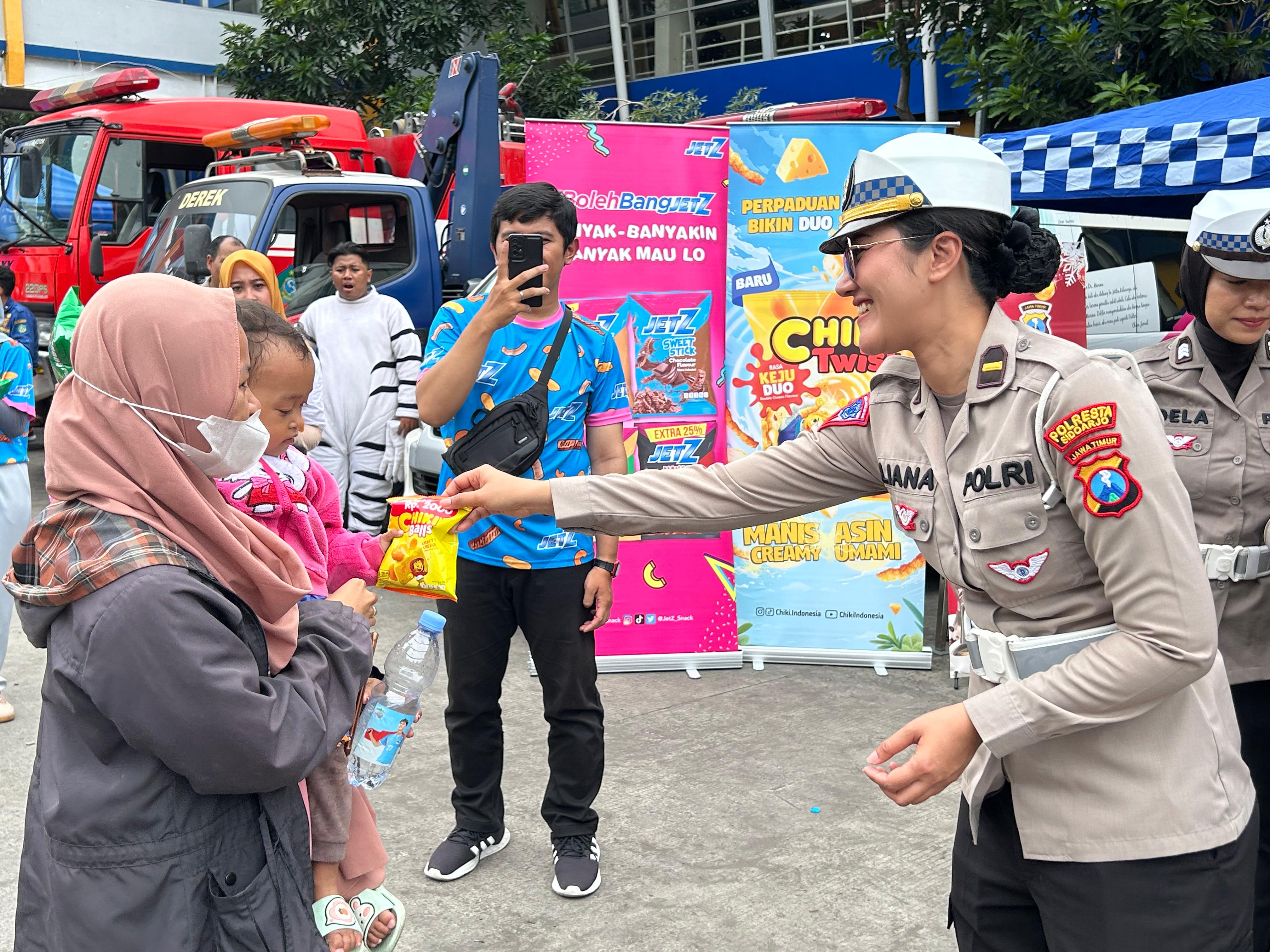 PELAYANAN BAIK : Srikandi Polresta Sidoarjo bagikan kopi dan snack di Terminal Purabaya, Minggu (29/12).