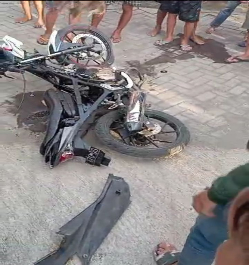 NGAMUK: Motor diduga milik pelaku dirusak oleh warga yang geregetan. (IST)