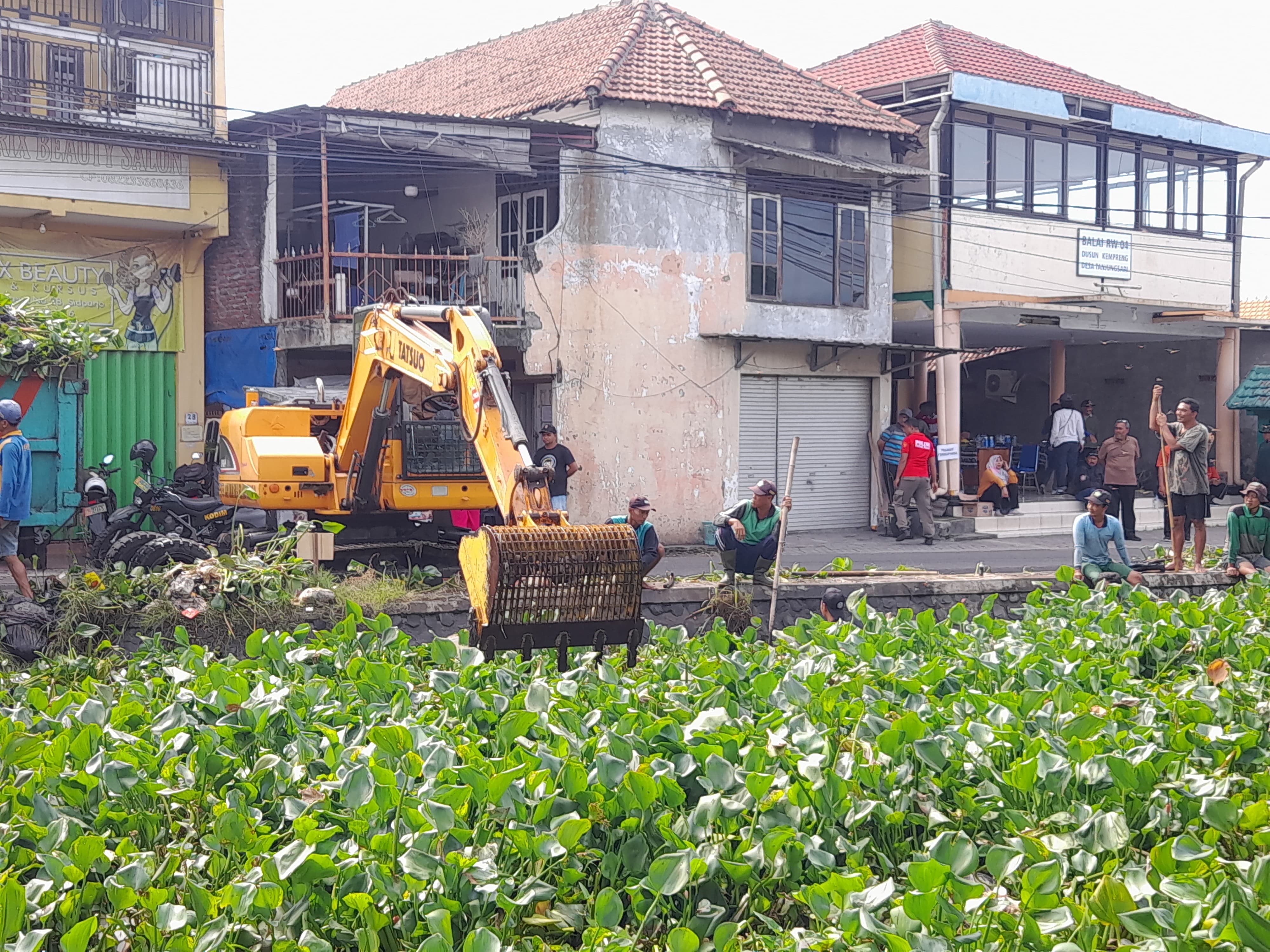 DIKERUK: Pemkab Sidoarjo membersihkan Sungai Pelayaran di Desa Tanjungsari. (M SAIFUL ROHMAN/RADAR SIDORJO)