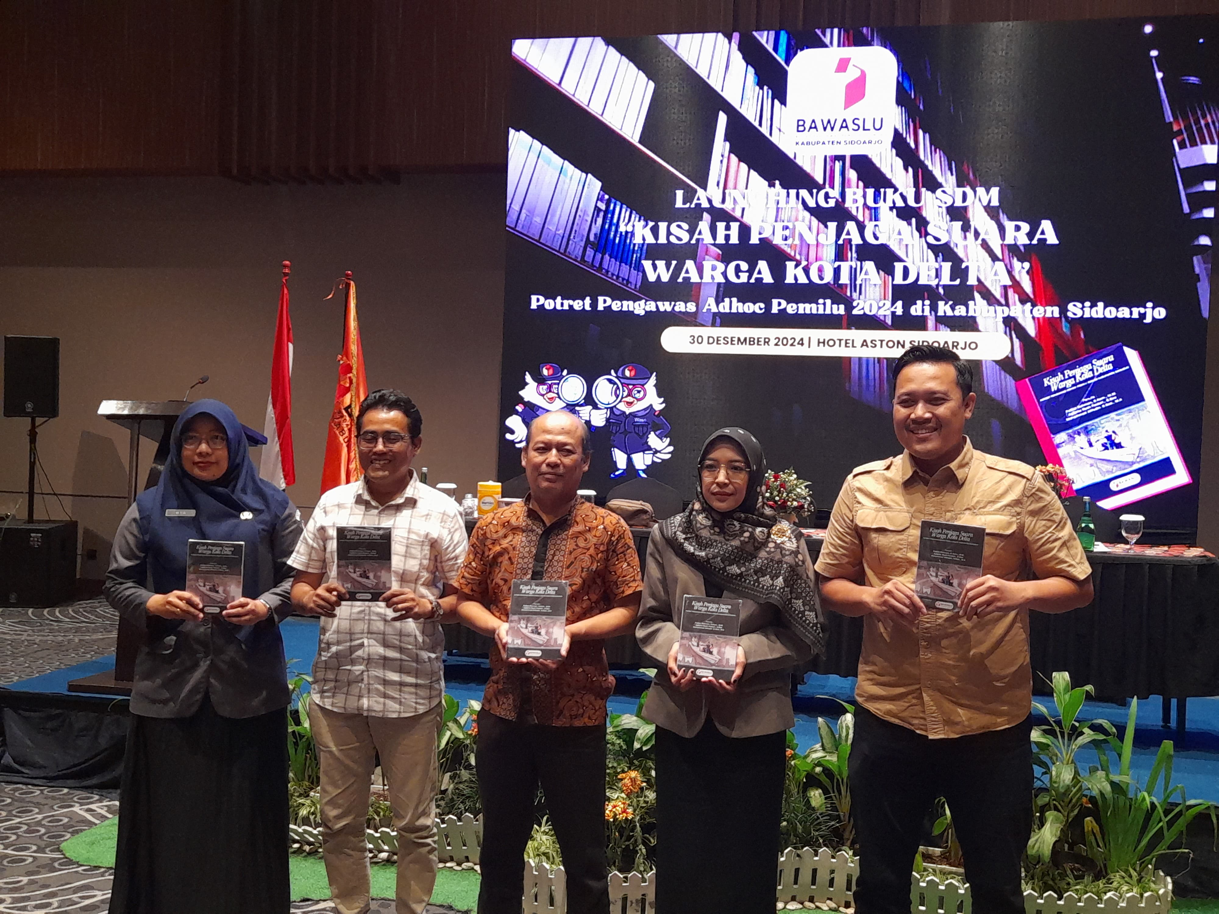 PERDANA: Ketua Bawaslu Sidoarjo Agung Nugraha (tengah) saat melucurkan buku "Kisah Penjaga Suara Warga Kota Delta". (M SAIFUL ROHMAN/RADAR SIDOARJO)