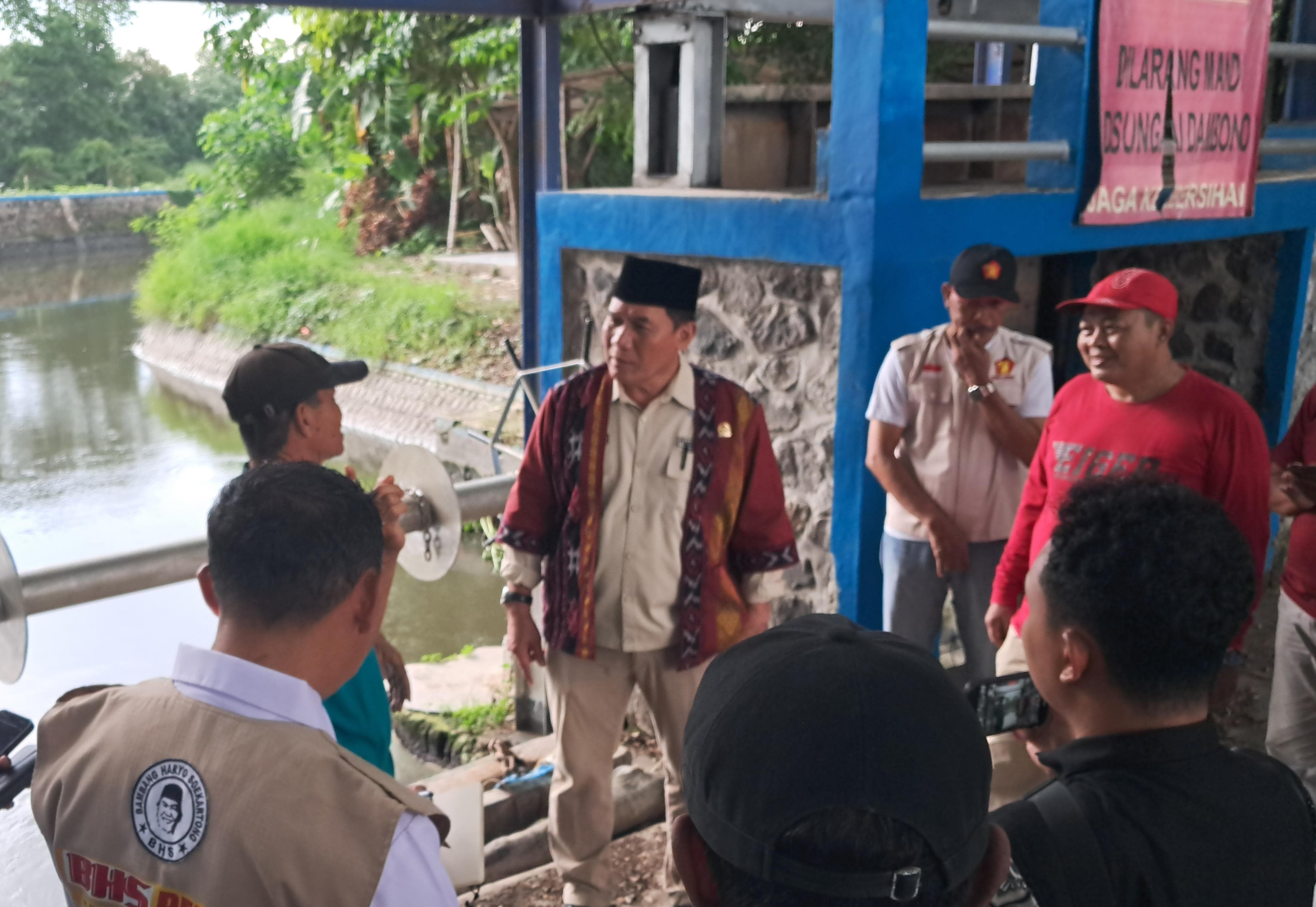 CEK LOKASI: Anggota DPR RI Ir H Bambang Haryo Soekartono saat meninjau dam hiling di Pabean, Sedati. (RUDIANTO/RADAR SIDOARJO)