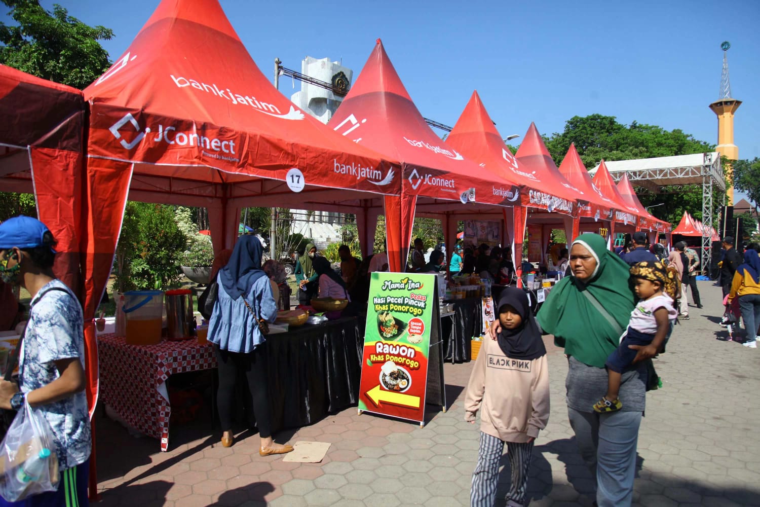 DIKEMBANGKAN: Festival UMKM yang diadakan Dinas Koperasi dan Usaha Mikro bekerjasama dengan Radar Sidoarjo.