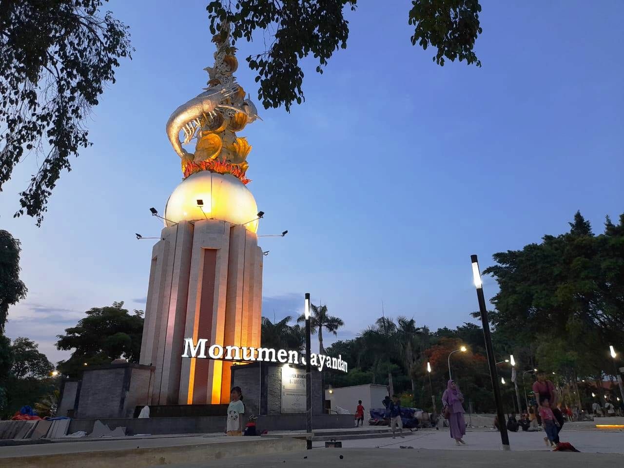 JAYANDARU: Kawasan Alun-alun Sidoarjo diprediksi akan ramai pengunjung saat malam tahun baru. (M SAIFUL ROHMAN/RADAR SIDOARJO)